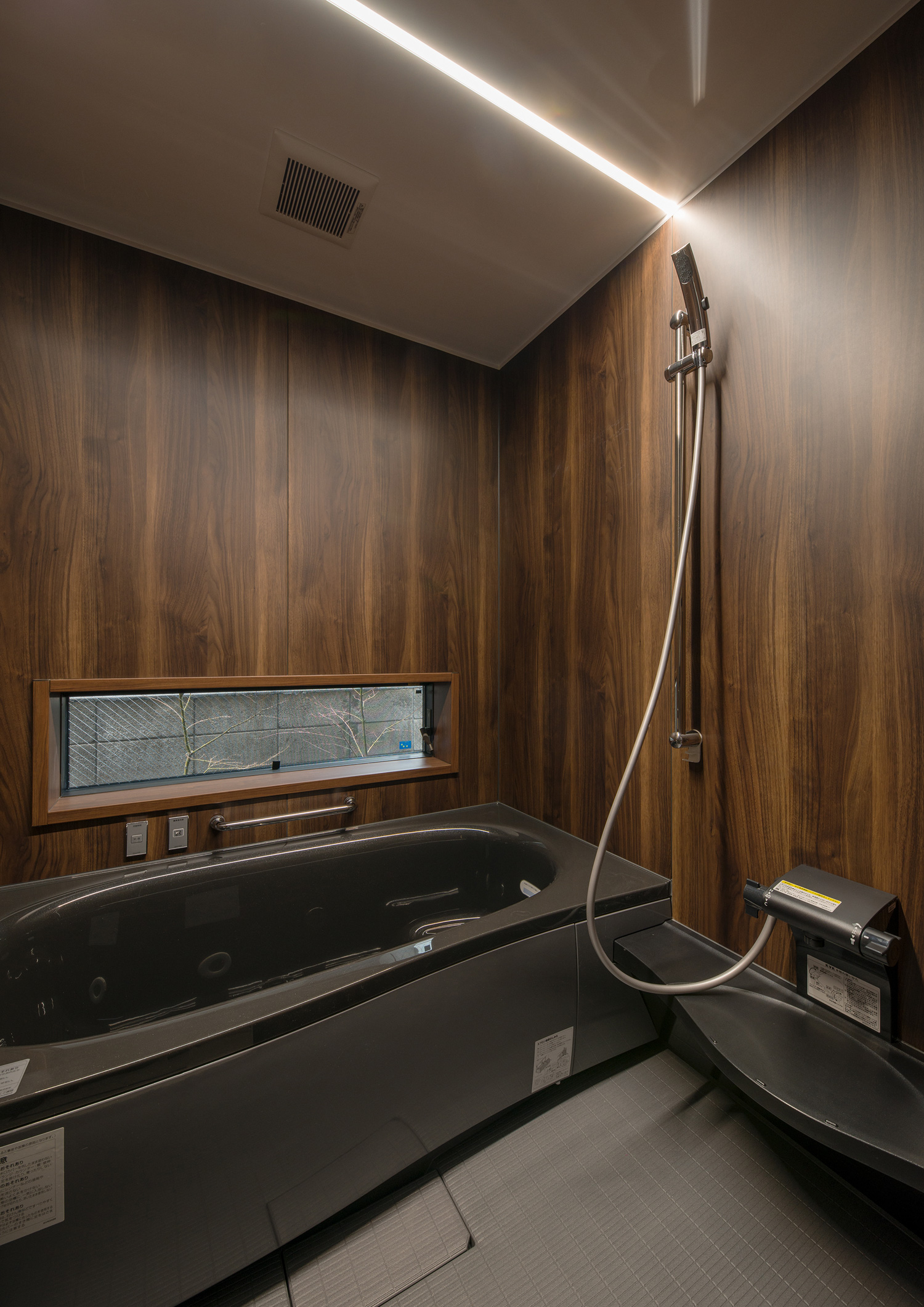 木目の壁でスリット窓がある浴室・デザイン住宅 注文住宅・デザイン住宅建築実例_『CASE596 【edge】』_浴室・洗面所