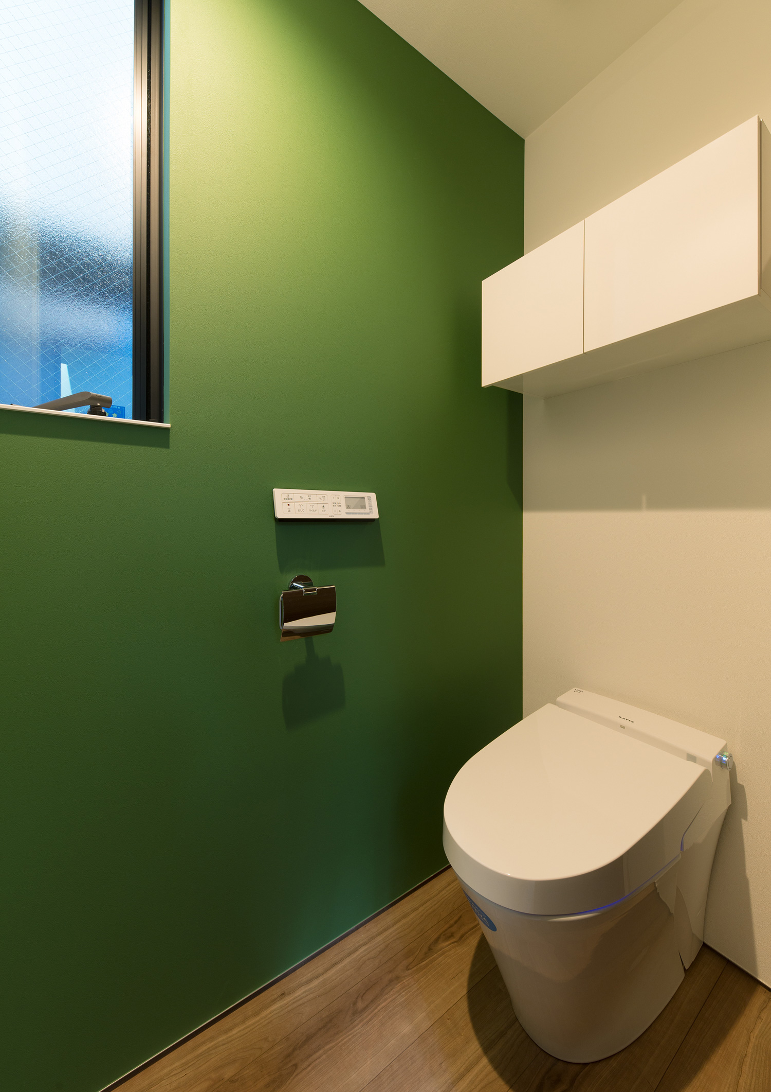 グリーンのアクセントクロスがあるトイレ・デザイン住宅 注文住宅・デザイン住宅建築実例_『CASE596 【edge】』_トイレ