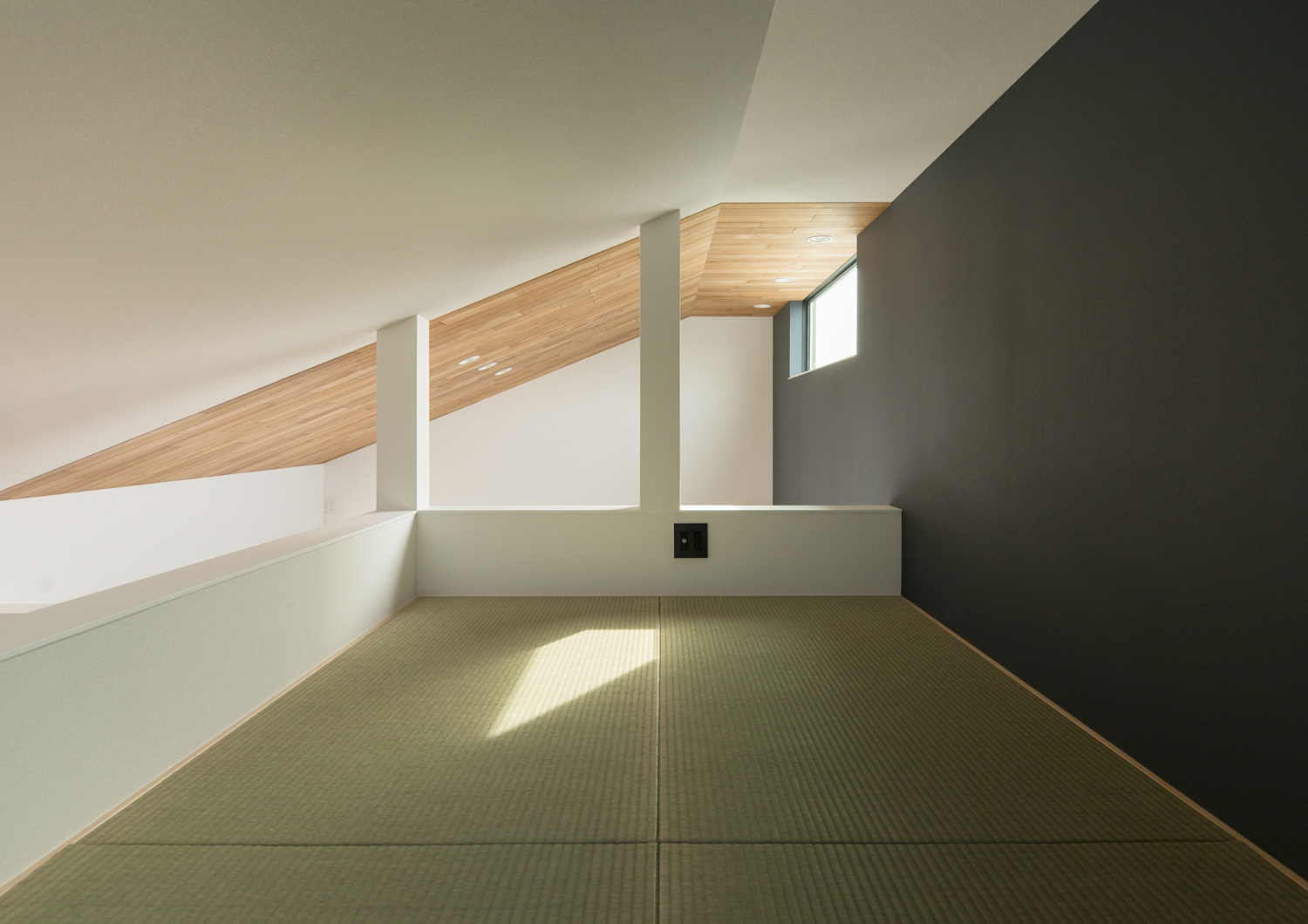 黒いアクセントクロスがある琉球畳のロフトスペース・デザイン住宅 注文住宅・デザイン住宅建築実例_『CASE596 【edge】』_ロフト