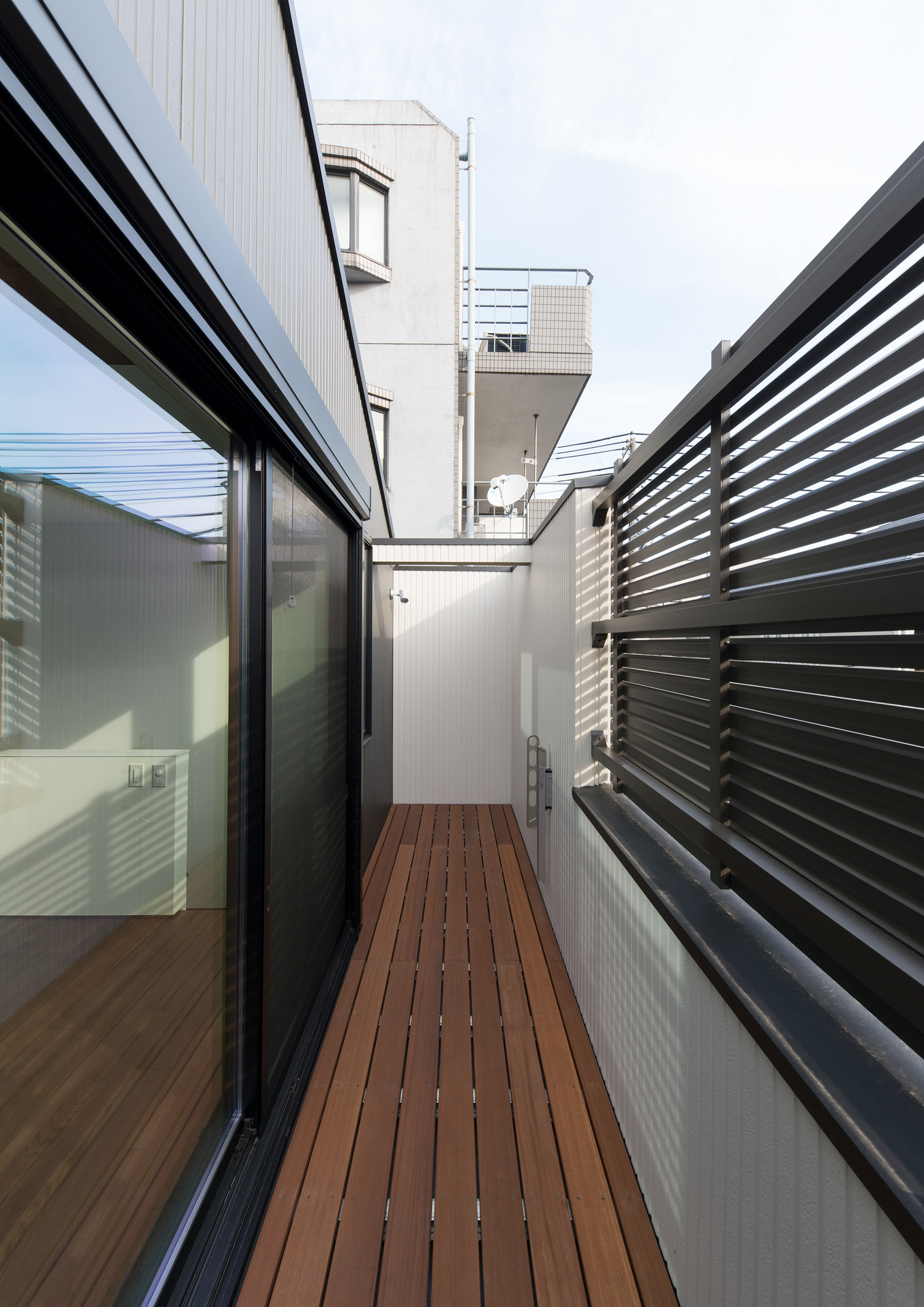 ルーバーの目隠しがあるウッドデッキのバルコニー・デザイン住宅 注文住宅・デザイン住宅建築実例_『CASE596 【edge】』_テラス・バルコニー