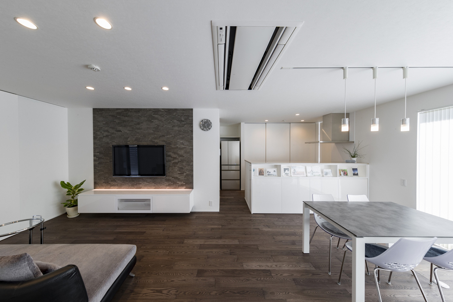 グレーのフローリングで白いインテリアが中心となったLDK・デザイン住宅 注文住宅・デザイン住宅建築実例_『CASE598 爽　～風と光～』_LDK