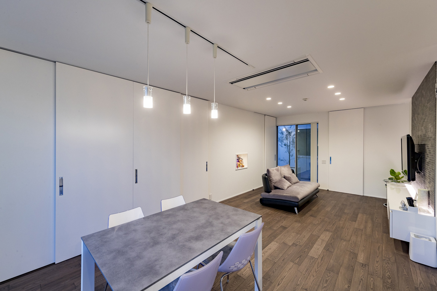 グレーのソファーやダイニングテーブルがあるLDK・デザイン住宅 注文住宅・デザイン住宅建築実例_『CASE598 爽　～風と光～』_LDK