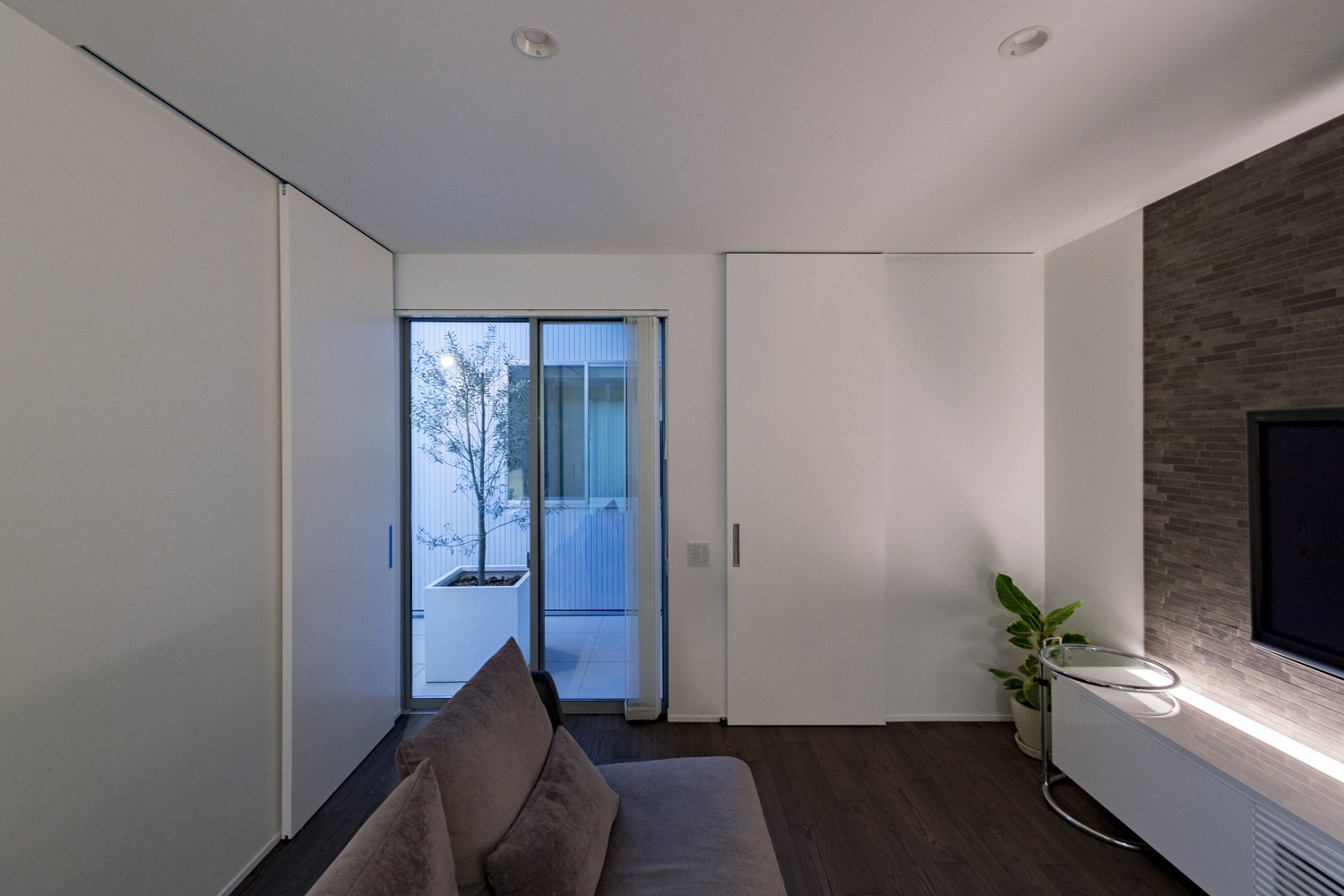 テレビボードに間接照明を取り付けた中庭に面したLDK・デザイン住宅 注文住宅・デザイン住宅建築実例_『CASE598 爽　～風と光～』_LDK