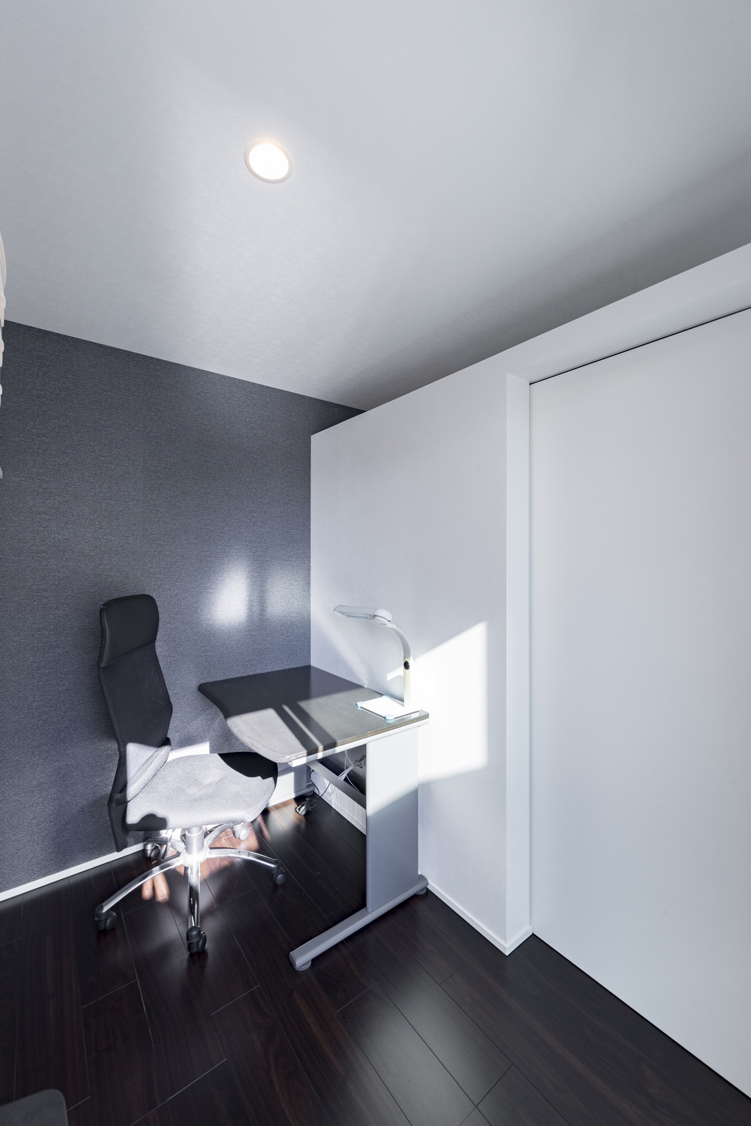 黒いアクセントクロスがあり窓から光が入る寝室・デザイン住宅 注文住宅・デザイン住宅建築実例_『CASE598 爽　～風と光～』_書斎