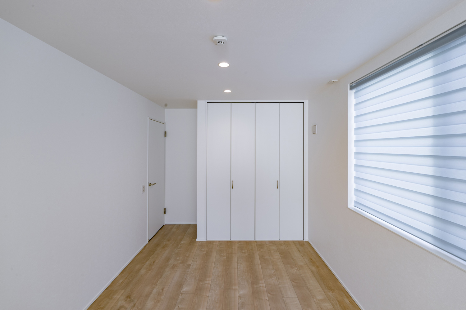 フローリングで白い建具の子供部屋・デザイン住宅 注文住宅・デザイン住宅建築実例_『CASE598 爽　～風と光～』_子供部屋