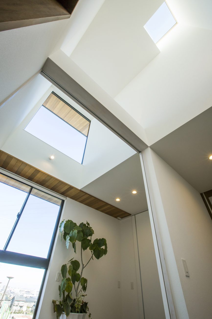 天窓や大きな窓がある吹き抜けの玄関・デザイン住宅 注文住宅・デザイン住宅建築実例_『CASE600 ソラの家』_玄関