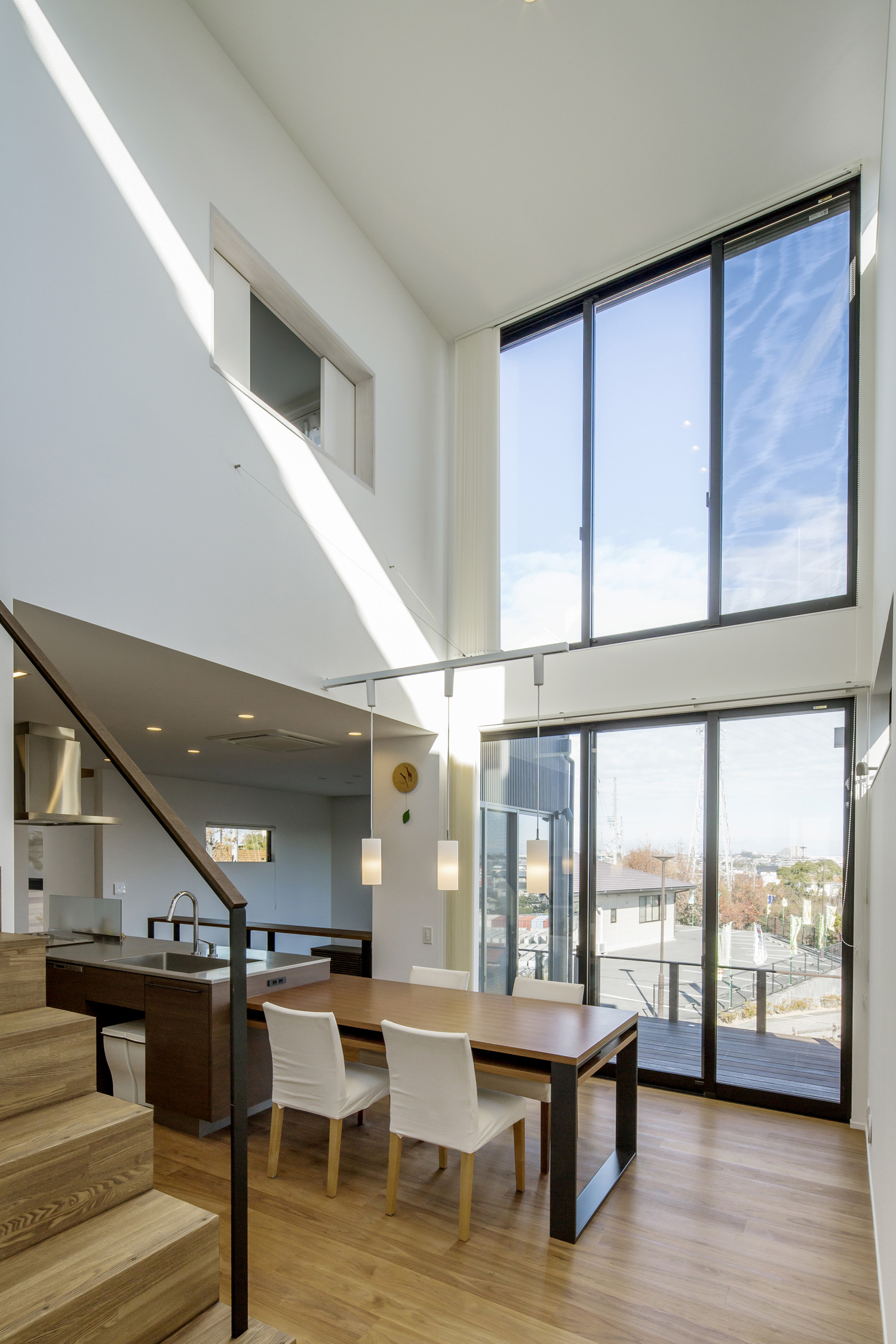 天井付近まで大開口窓がある吹き抜けのLDK・デザイン住宅 注文住宅・デザイン住宅建築実例_『CASE600 ソラの家』_LDK