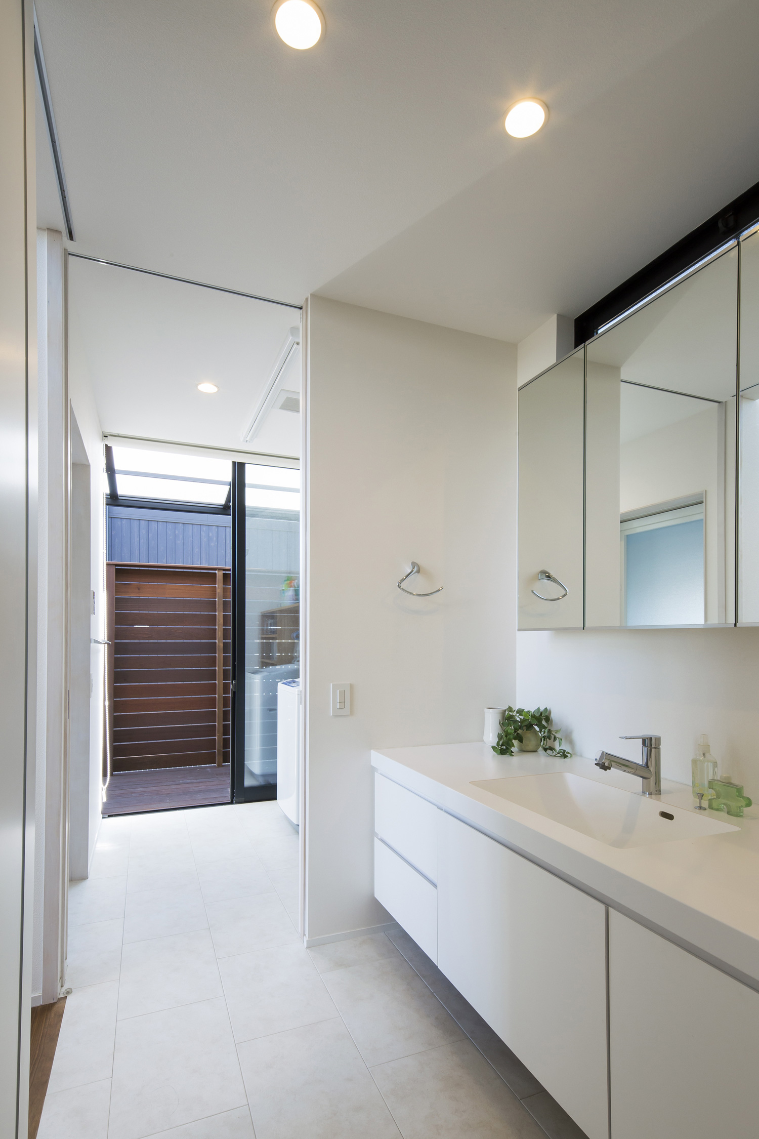 テラスに繋がるランドリールーム・デザイン住宅 注文住宅・デザイン住宅建築実例_『CASE600 ソラの家』_浴室・洗面所