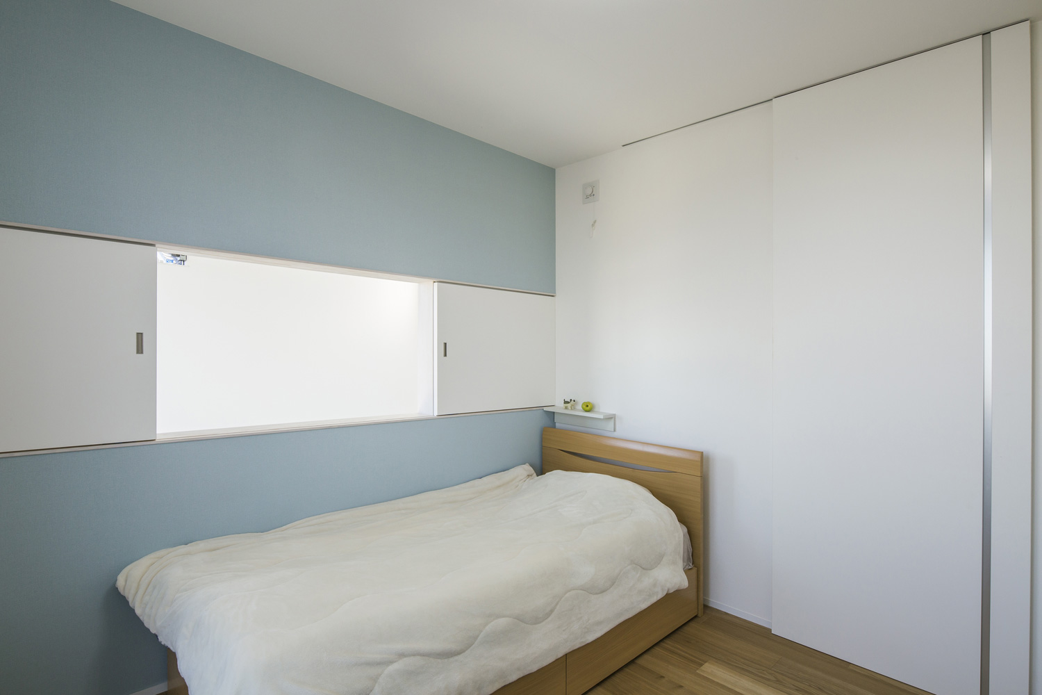 引き戸で窓が隠せるようになった水色の壁の子供部屋・デザイン住宅 注文住宅・デザイン住宅建築実例_『CASE600 ソラの家』_子供部屋