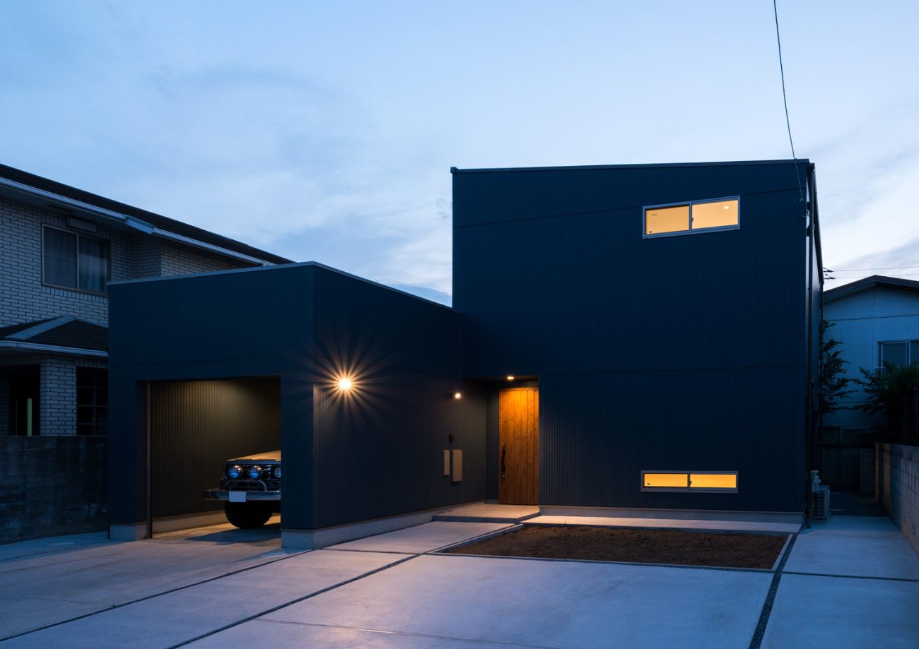 壁や軒天井に照明が取り付けられたスリット窓のある家・デザイン住宅 注文住宅・デザイン住宅建築実例_『CASE601 ドマノイエ』_外観
