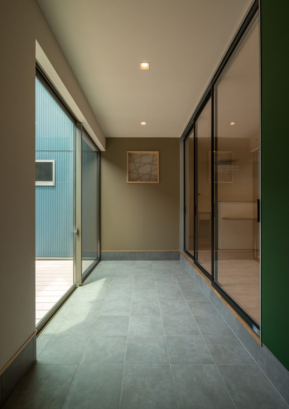 LDKと中庭に挟まれた土間の玄関・デザイン住宅 注文住宅・デザイン住宅建築実例_『CASE601 ドマノイエ』_玄関