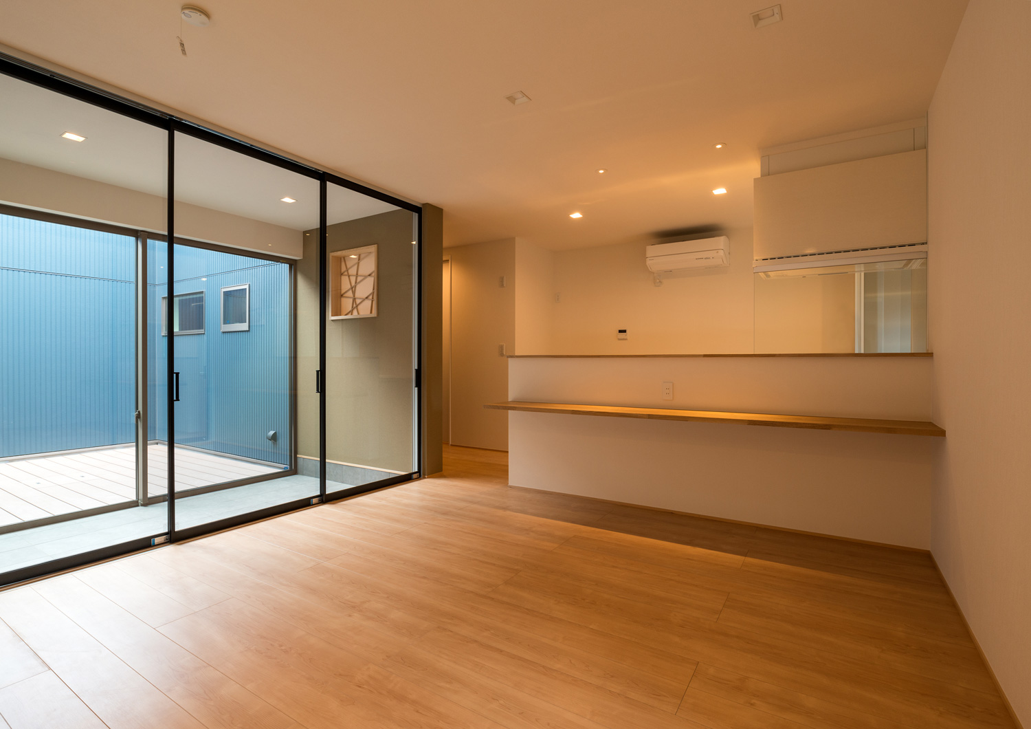 大開口のガラス扉で土間と仕切られたフローリングのLDK・デザイン住宅 注文住宅・デザイン住宅建築実例_『CASE601 ドマノイエ』_LDK