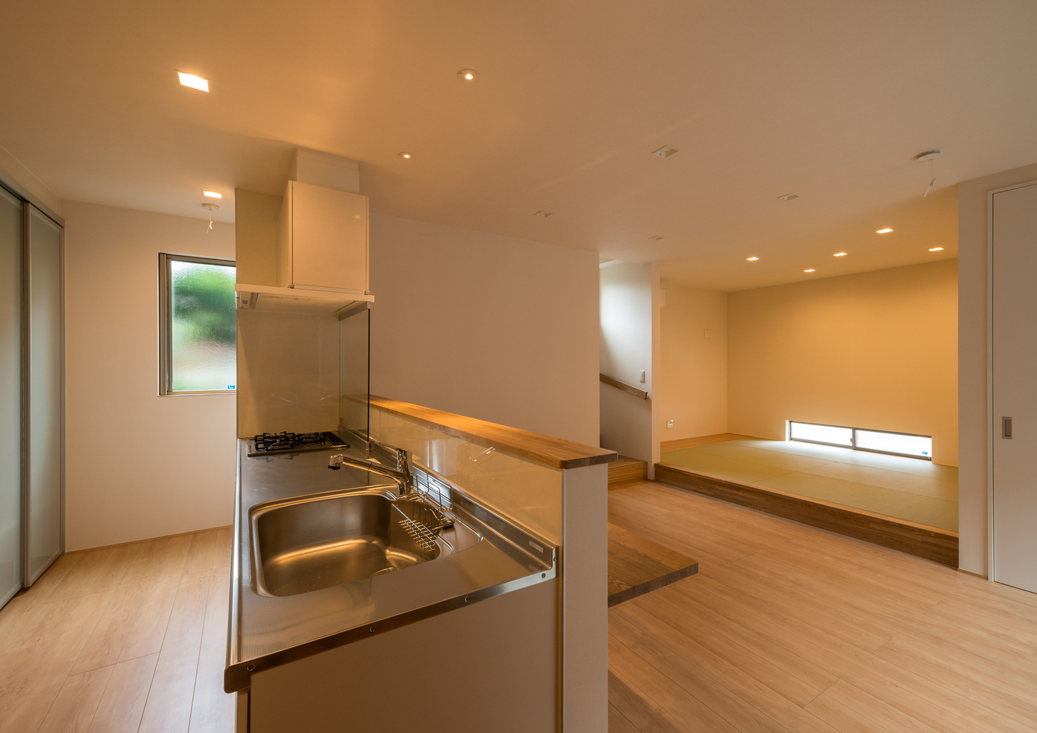 天板がステンレスになった腰壁付きのキッチンがある、和室付きのLDK・デザイン住宅 注文住宅・デザイン住宅建築実例_『CASE601 ドマノイエ』_LDK