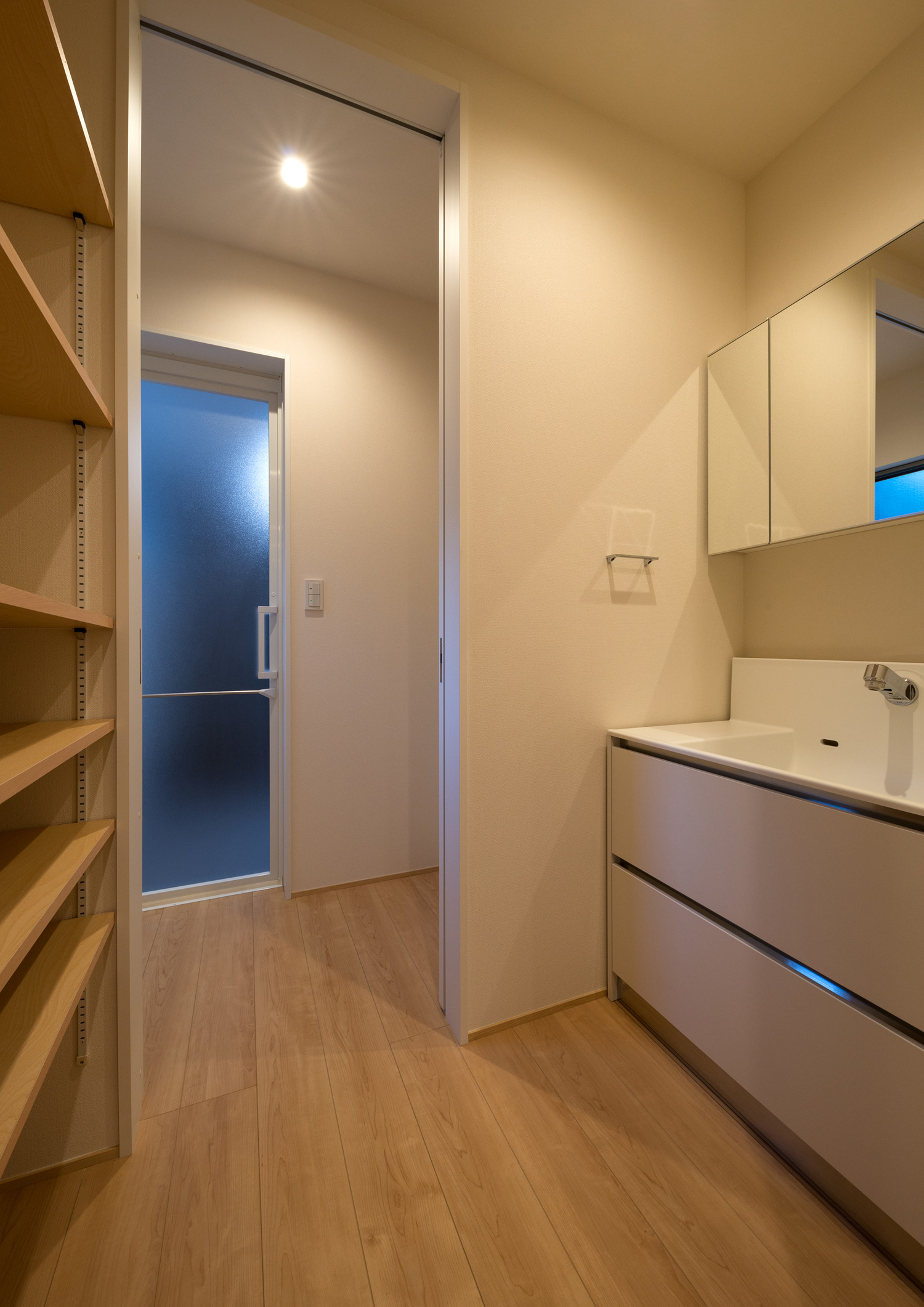 引き戸で仕切られた洗面所と脱衣室・デザイン住宅 注文住宅・デザイン住宅建築実例_『CASE601 ドマノイエ』_浴室・洗面所