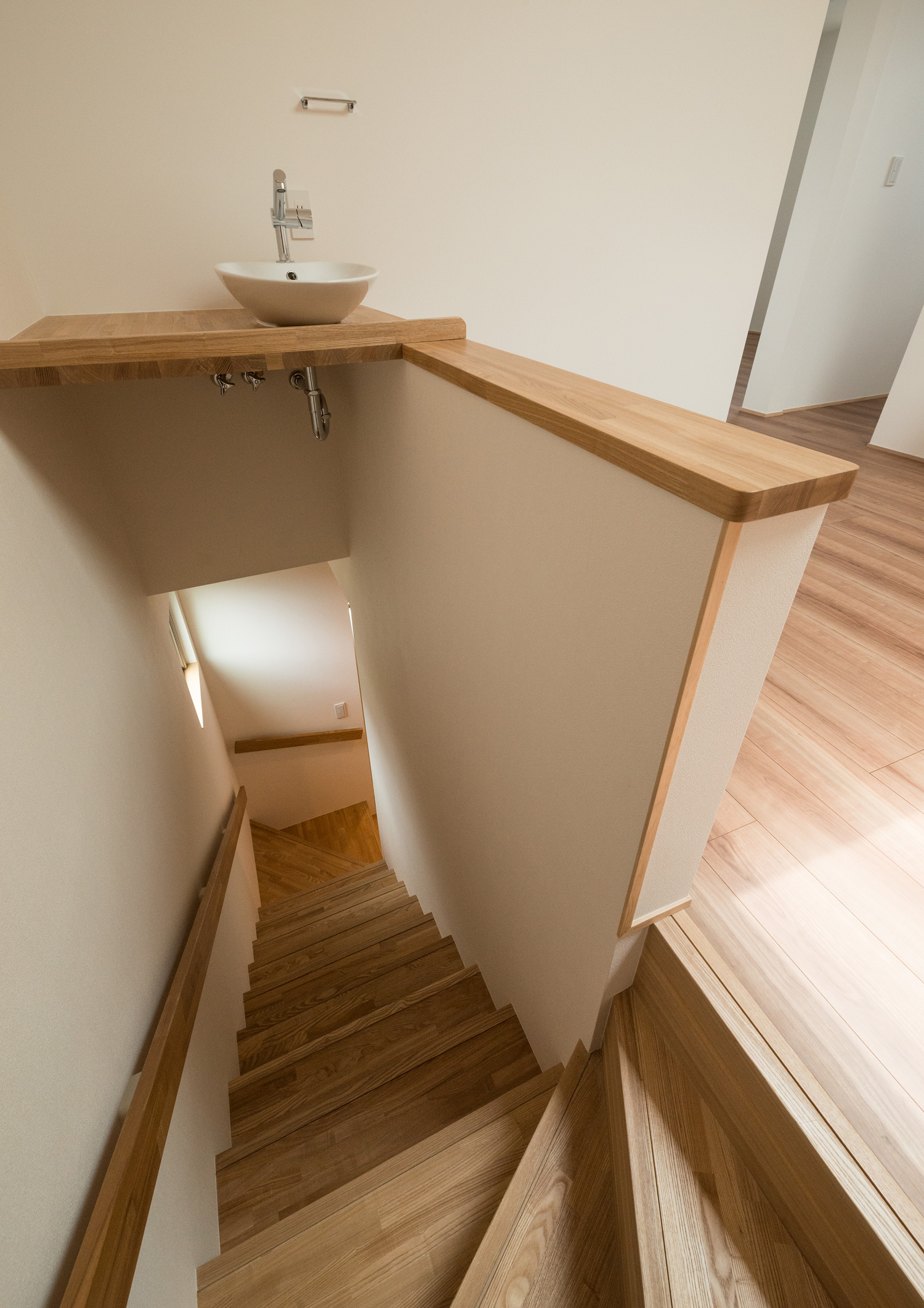 階段上のスペースに手洗いカウンターがある家・デザイン住宅 注文住宅・デザイン住宅建築実例_『CASE601 ドマノイエ』_階段