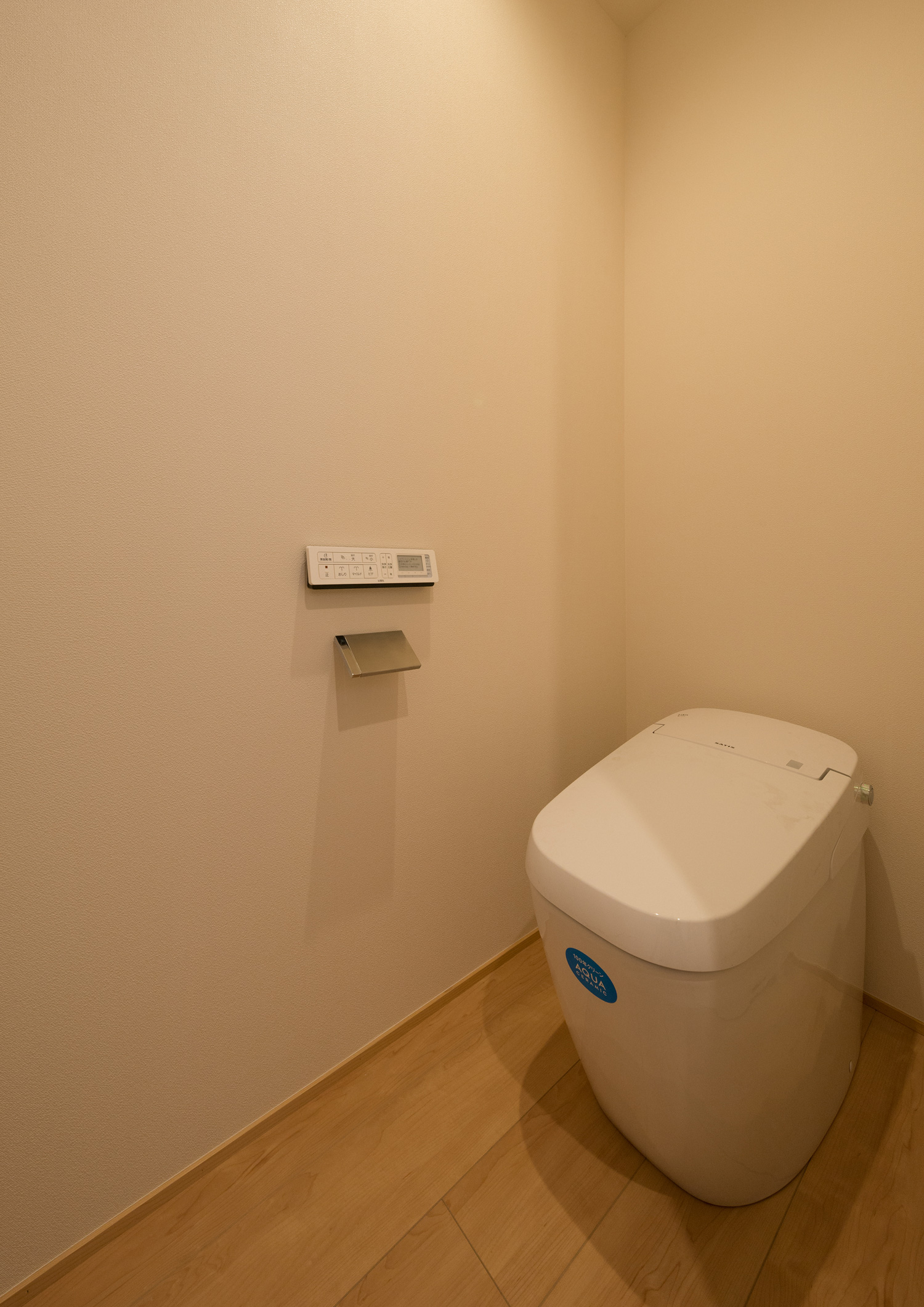 タンクレストイレがあるシンプルな空間・デザイン住宅 注文住宅・デザイン住宅建築実例_『CASE601 ドマノイエ』_トイレ