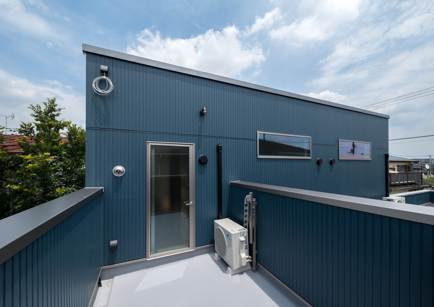 物干し金具を取り付けたルーフバルコニー・デザイン住宅 注文住宅・デザイン住宅建築実例_『CASE601 ドマノイエ』_テラス・バルコニー