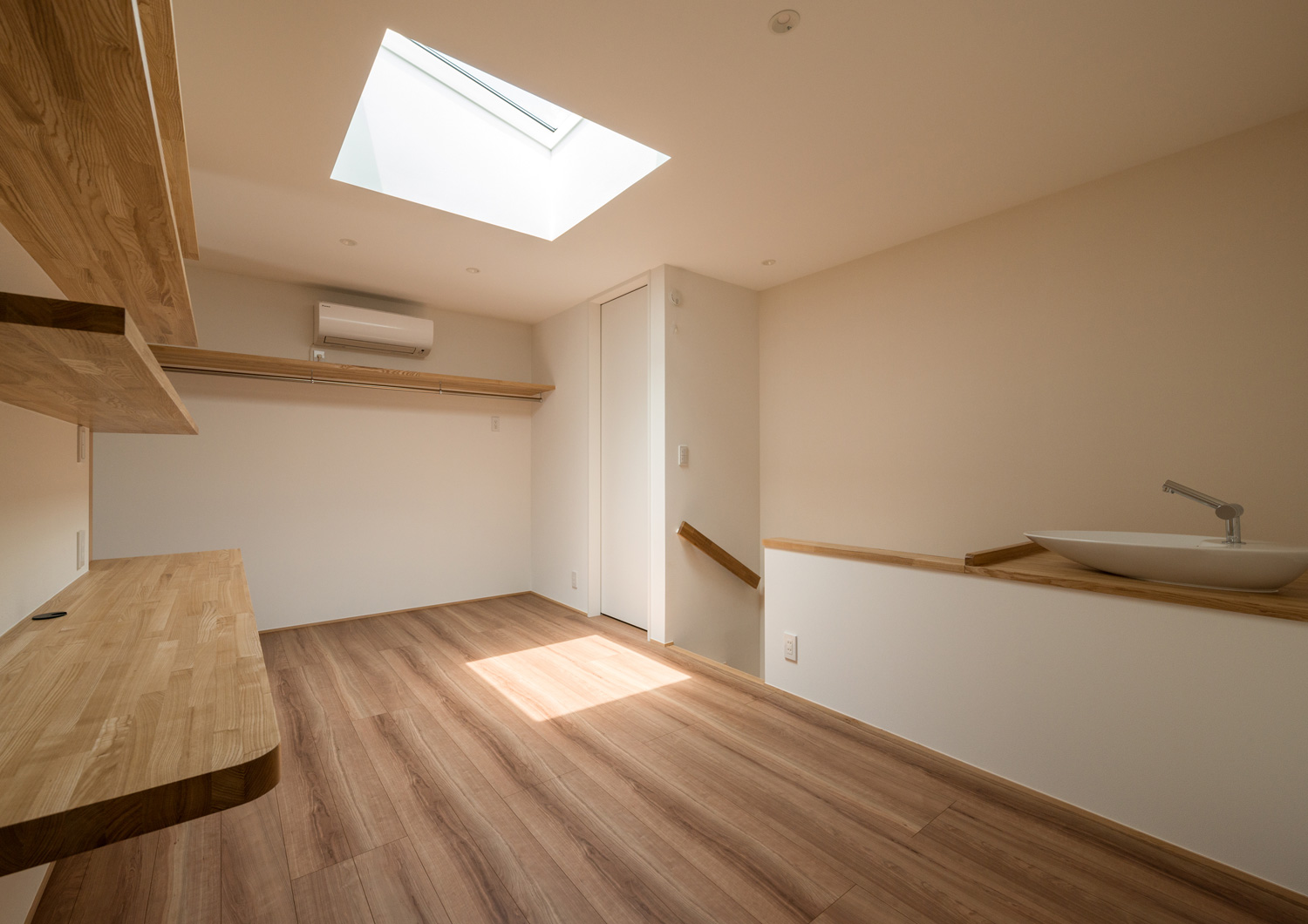 天窓のある壁付けデスクと壁付け棚を設けた空間・デザイン住宅 注文住宅・デザイン住宅建築実例_『CASE601 ドマノイエ』_フリースペース