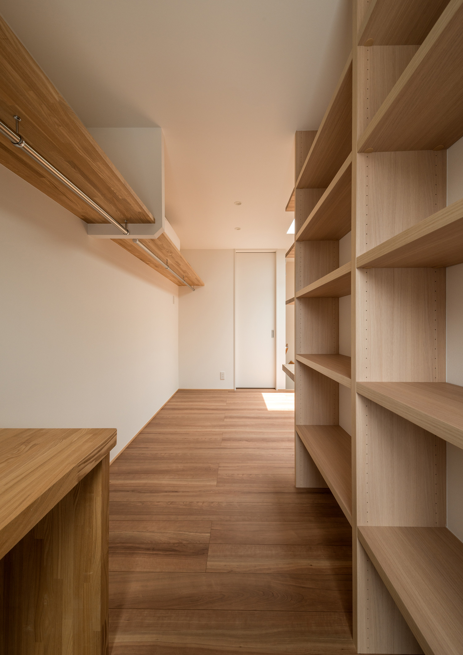 壁付け棚やハンガーラックを設けた廊下・デザイン住宅 注文住宅・デザイン住宅建築実例_『CASE601 ドマノイエ』_フリースペース