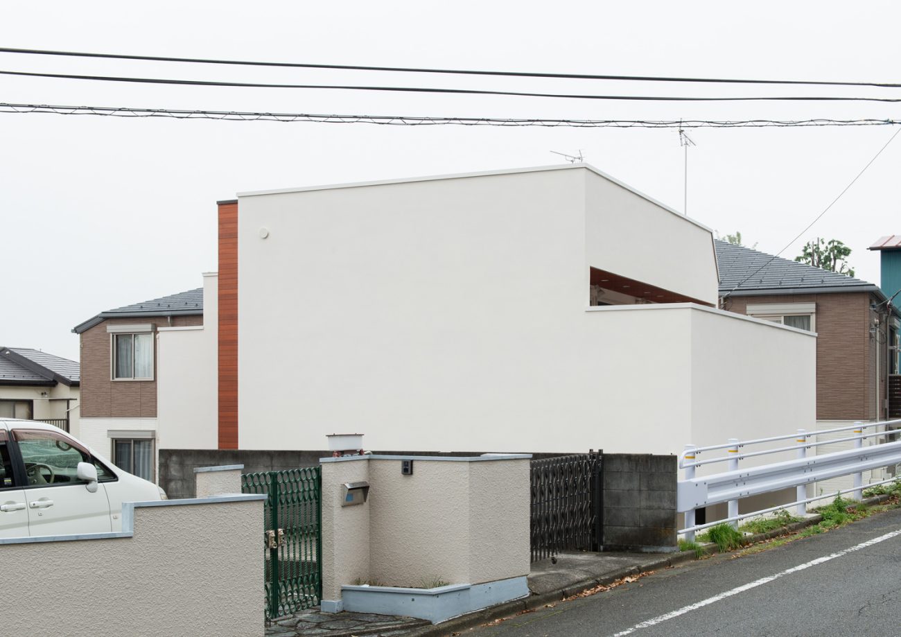 道路より低い土地に建つ白い外壁の住宅・デザイン住宅 注文住宅・デザイン住宅建築実例_『CASE602 WOODボックスハウス』_外観