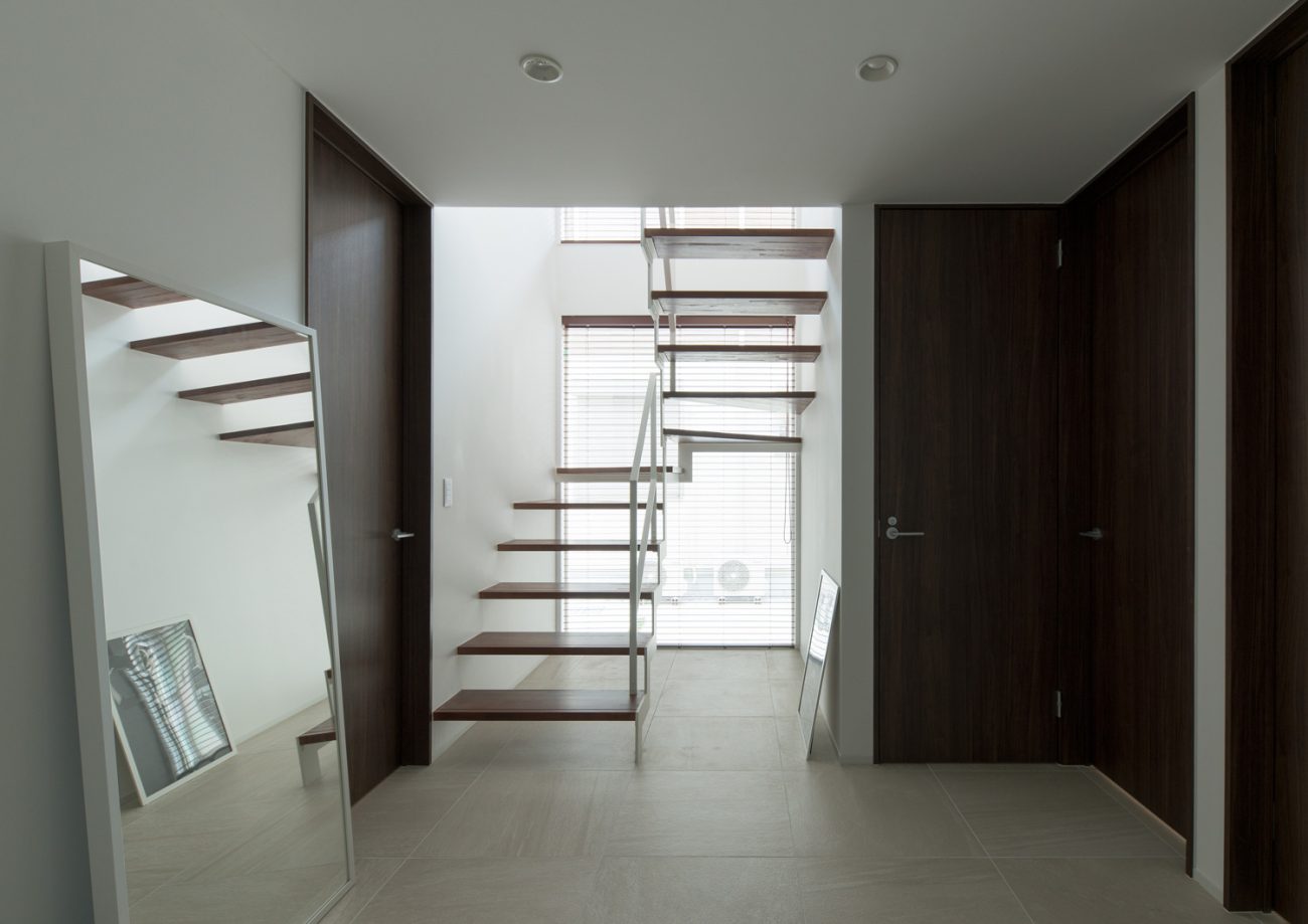 ブラインドを取り付けた大開口窓がある吹き抜け部分のスケルトン階段・デザイン住宅 注文住宅・デザイン住宅建築実例_『CASE602 WOODボックスハウス』_玄関
