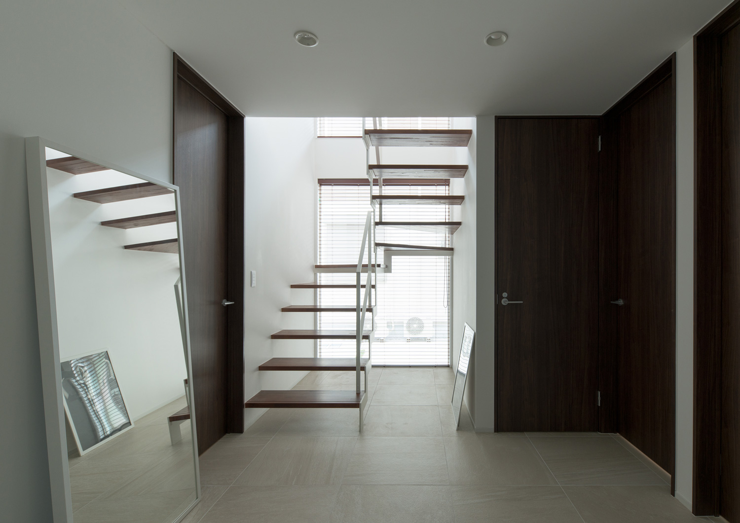 ブラインドを取り付けた大開口窓がある吹き抜け部分のスケルトン階段・デザイン住宅 注文住宅・デザイン住宅建築実例_『CASE602 WOODボックスハウス』_玄関