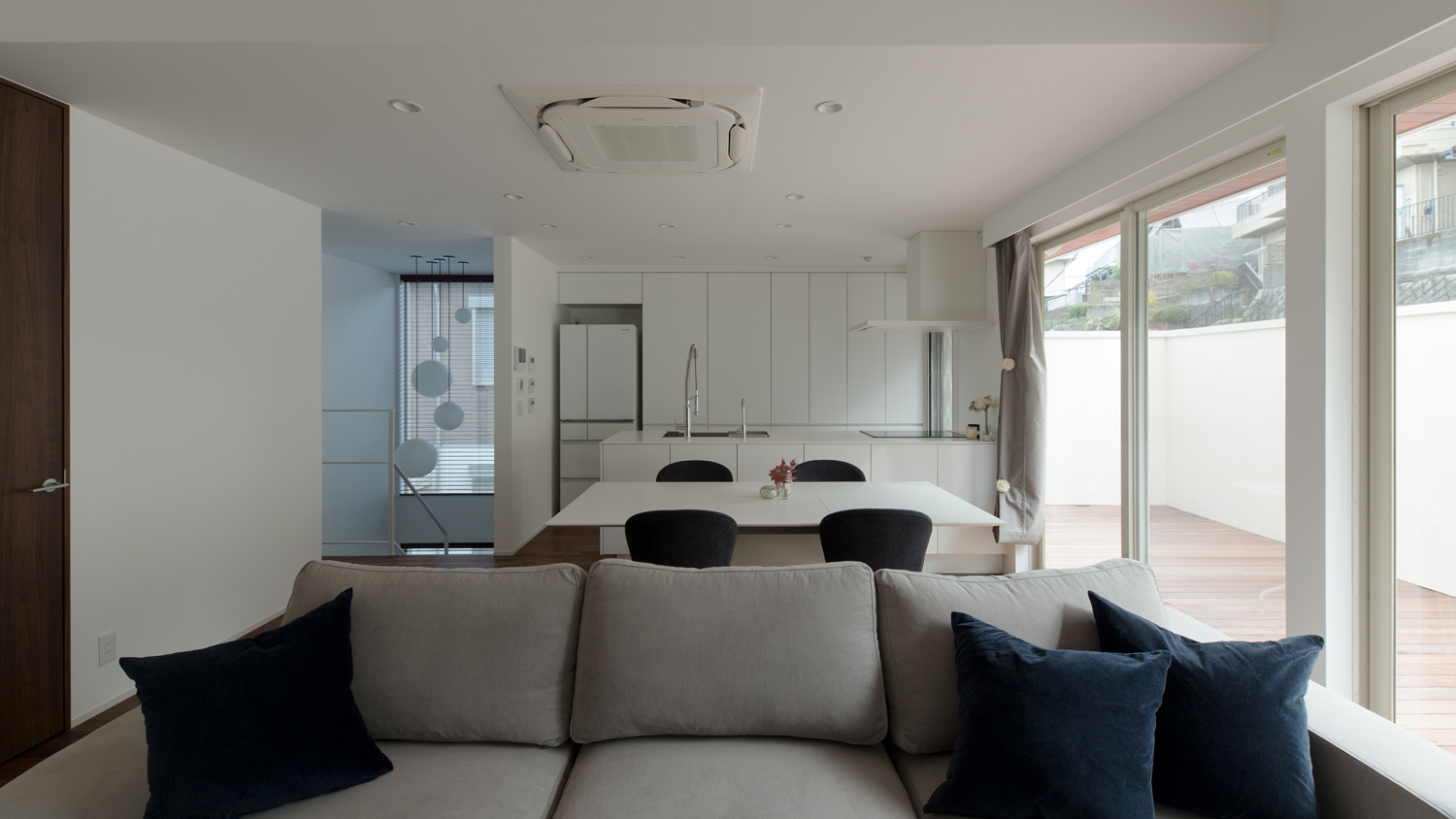 ベランダに繋がる大きな窓がある二階LDK・デザイン住宅 注文住宅・デザイン住宅建築実例_『CASE602 WOODボックスハウス』_LDK