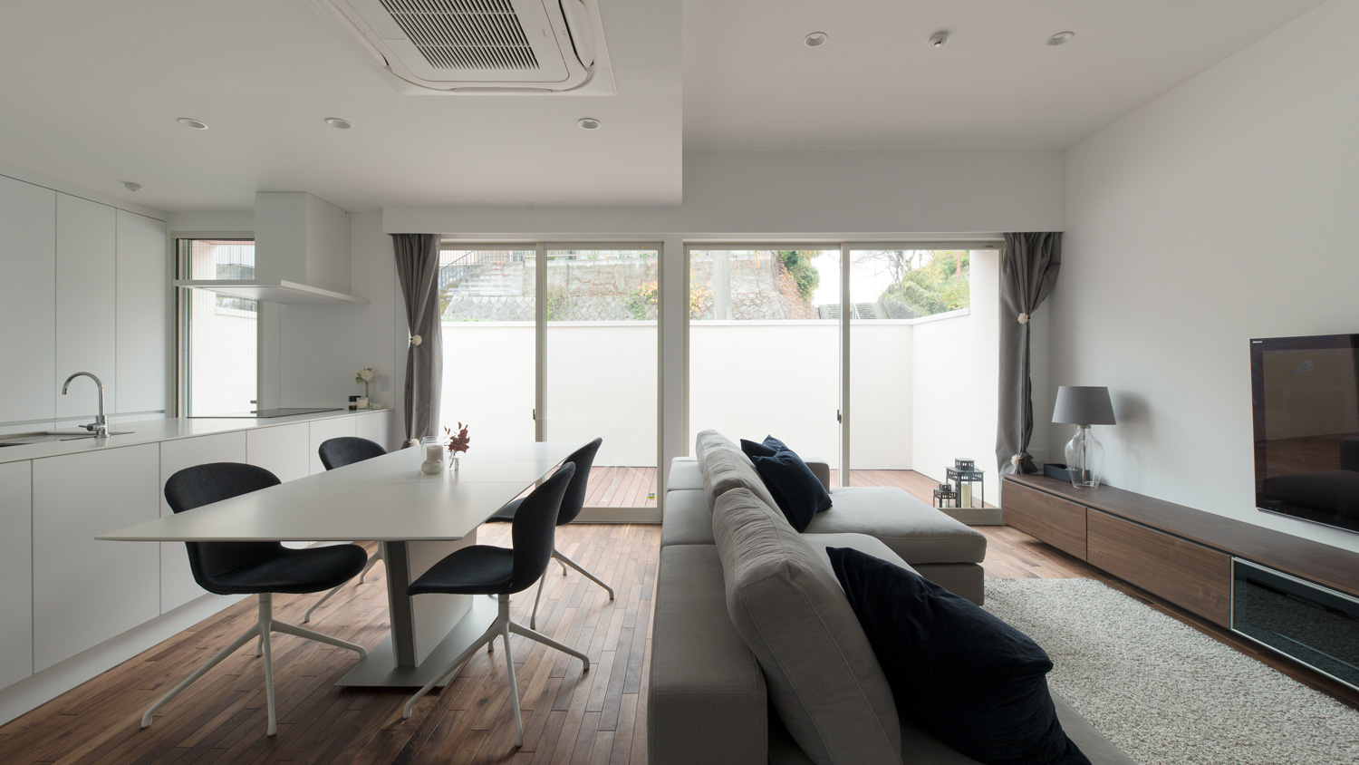 白い壁が設けられたバルコニーに面したLDK・デザイン住宅 注文住宅・デザイン住宅建築実例_『CASE602 WOODボックスハウス』_LDK