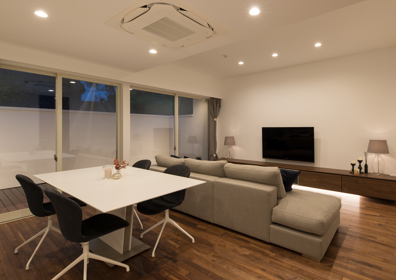 天井にダウンライトと埋め込み型エアコンがあるLDK・デザイン住宅 注文住宅・デザイン住宅建築実例_『CASE602 WOODボックスハウス』_LDK