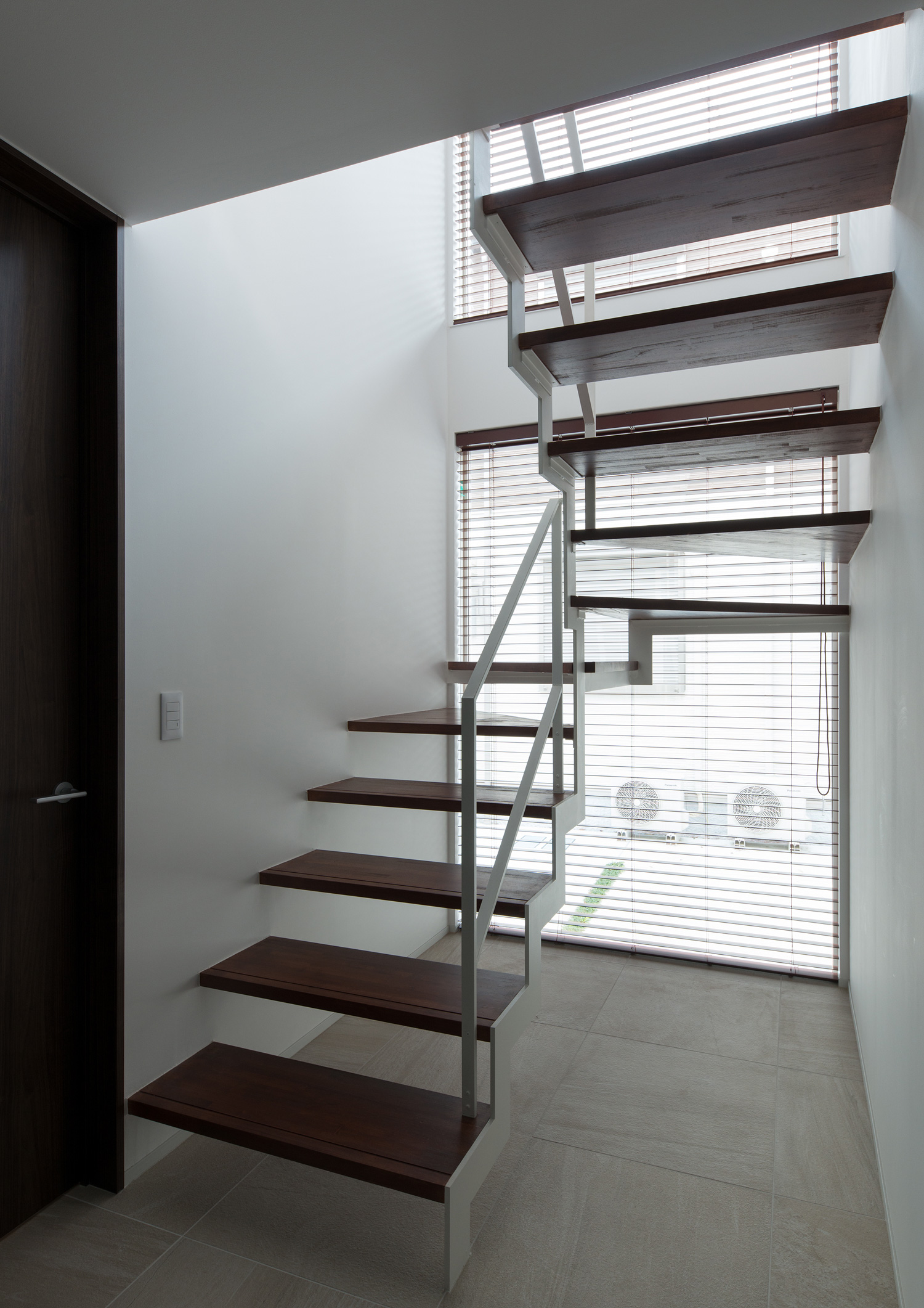 吹き抜けとなった木製のスケルトン階段部分・デザイン住宅 注文住宅・デザイン住宅建築実例_『CASE602 WOODボックスハウス』_階段