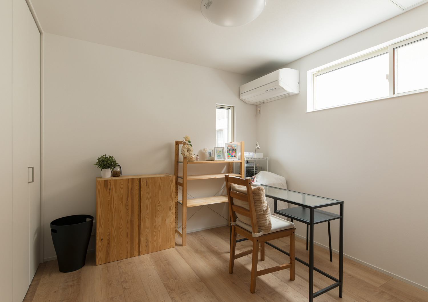 スリット窓がある木製のインテリアでまとめた個室・デザイン住宅 注文住宅・デザイン住宅建築実例_『CASE602 WOODボックスハウス』_フリースペース