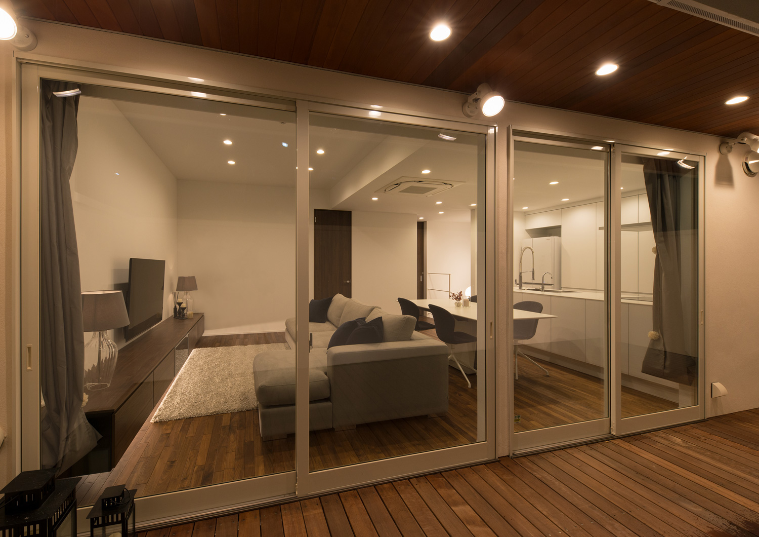 LDKに面した大開口窓があるウッドデッキのバルコニー・デザイン住宅 注文住宅・デザイン住宅建築実例_『CASE602 WOODボックスハウス』_テラス・バルコニー