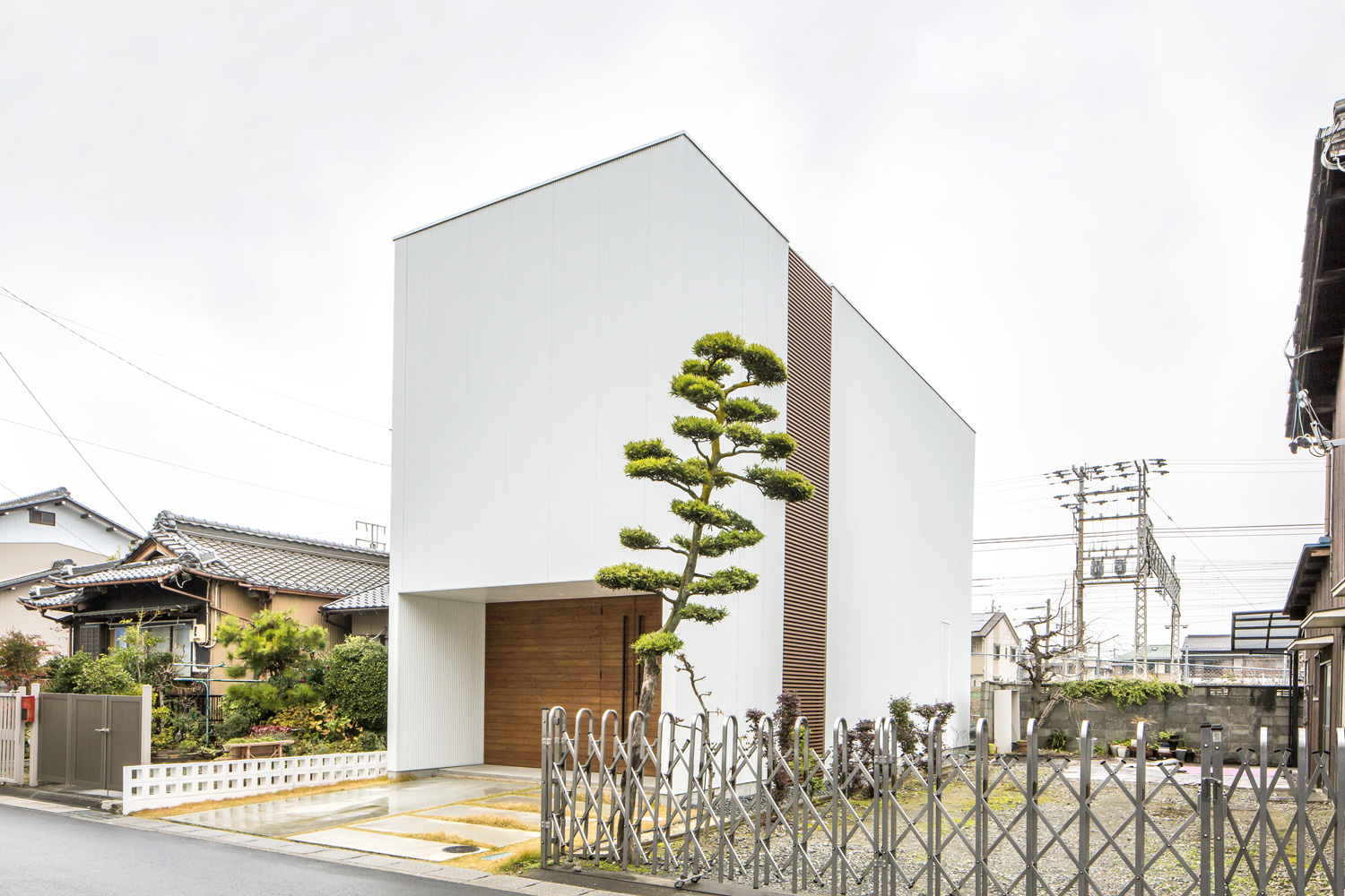 線路沿いに立つ白いキューブ状の外観の家・デザイン住宅 注文住宅・デザイン住宅建築実例_『CASE603 Flügel』_外観