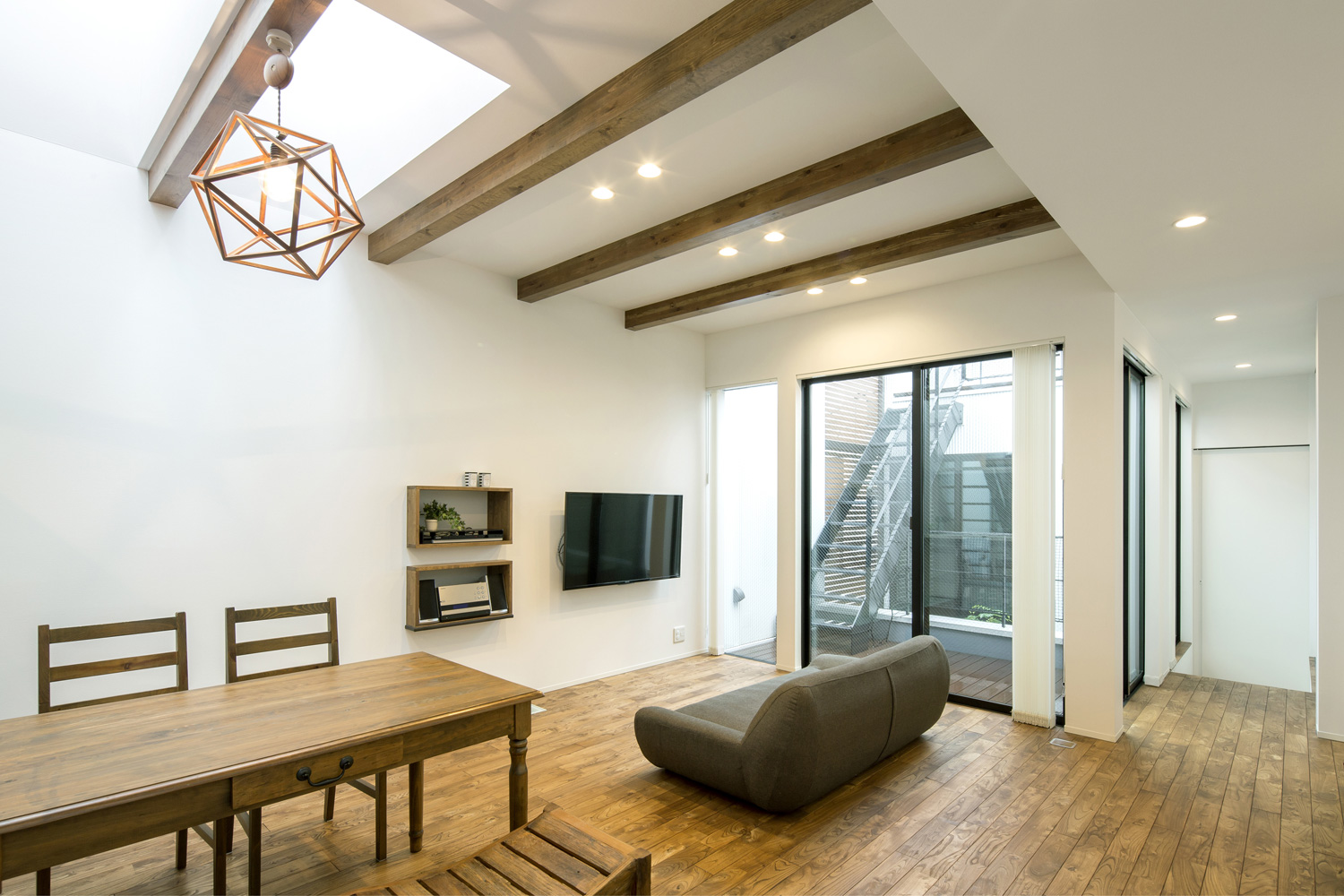 中庭に面した窓がある梁見せ天井のLDK・デザイン住宅 注文住宅・デザイン住宅建築実例_『CASE603 Flügel』_LDK