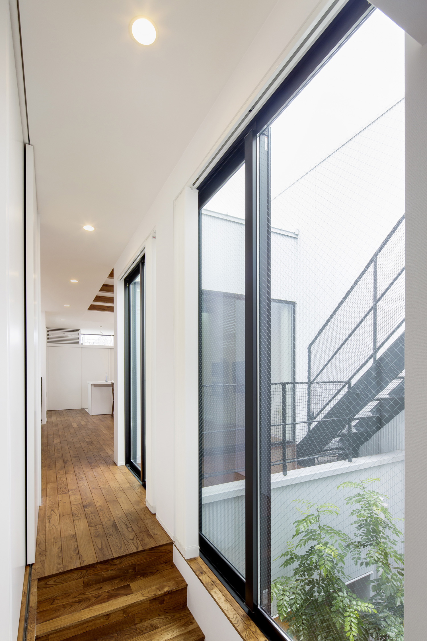 中庭に面した窓がある階段部分・デザイン住宅 注文住宅・デザイン住宅建築実例_『CASE603 Flügel』_LDK