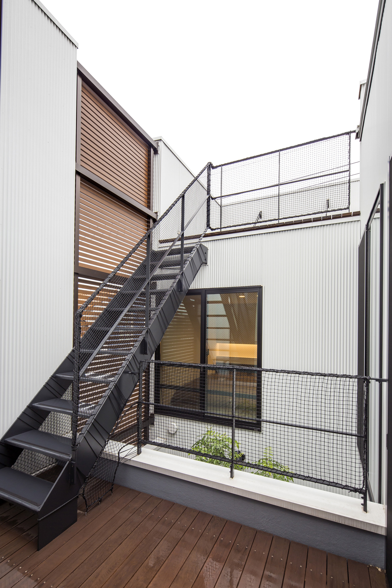ウッドデッキの中庭から屋上へと繋がる外階段・デザイン住宅 注文住宅・デザイン住宅建築実例_『CASE603 Flügel』_中庭