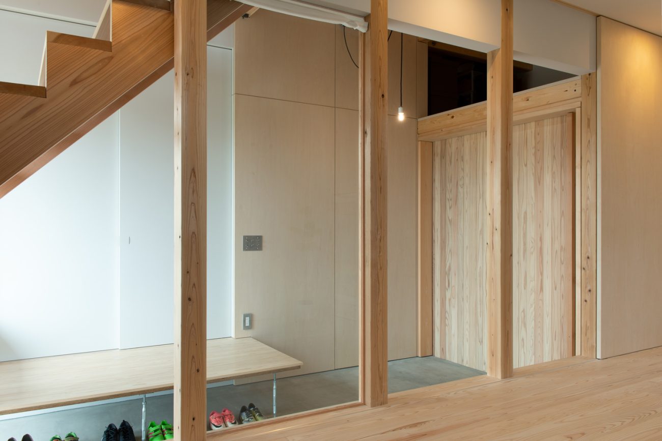 木材の柱がある部屋に面した木材の引き戸がついた土間玄関・デザイン住宅 注文住宅・デザイン住宅建築実例_『CASE605 切妻のsign』_玄関