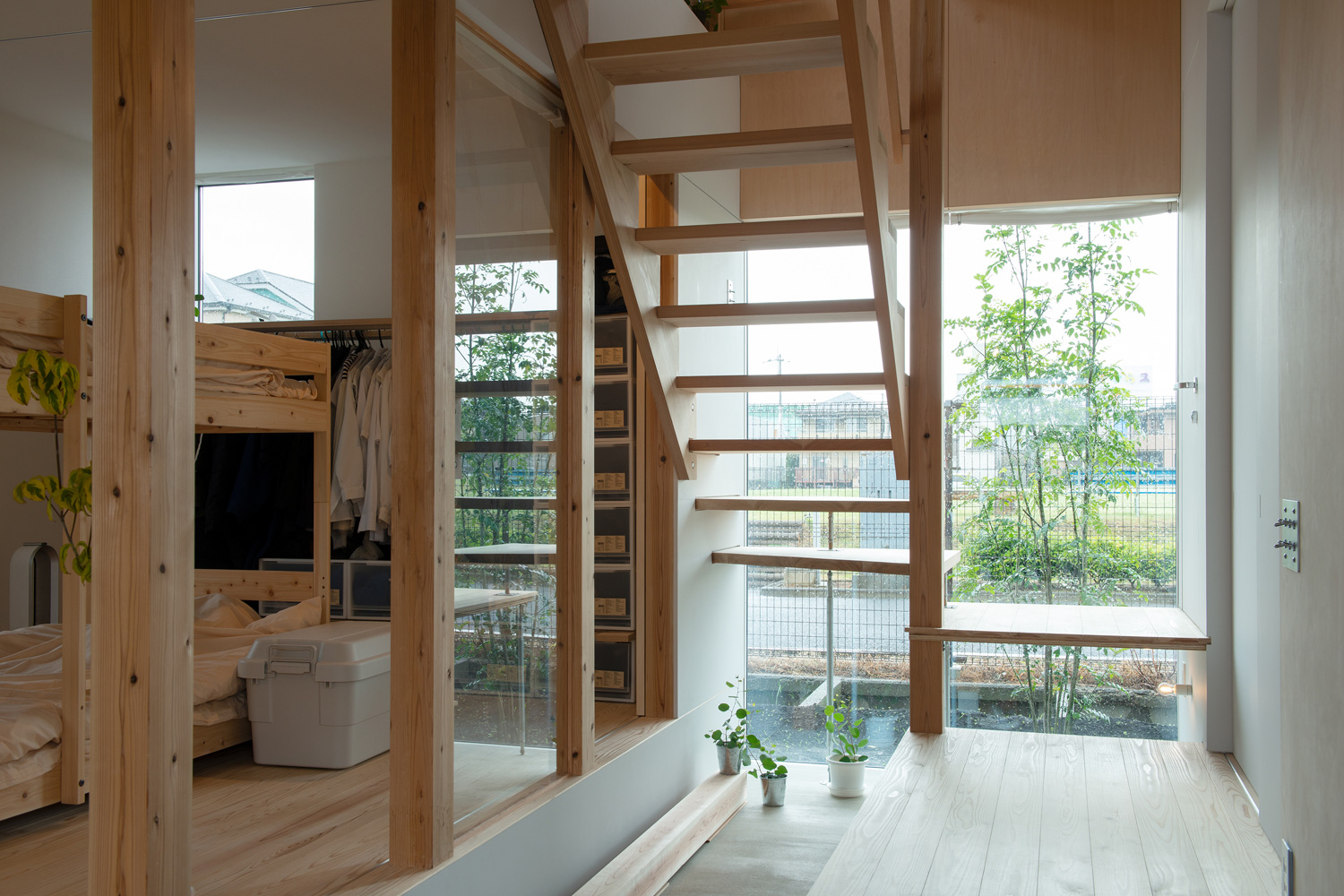 スケルトン階段がある土間の玄関と部屋が繋がる様子・デザイン住宅 注文住宅・デザイン住宅建築実例_『CASE605 切妻のsign』_玄関