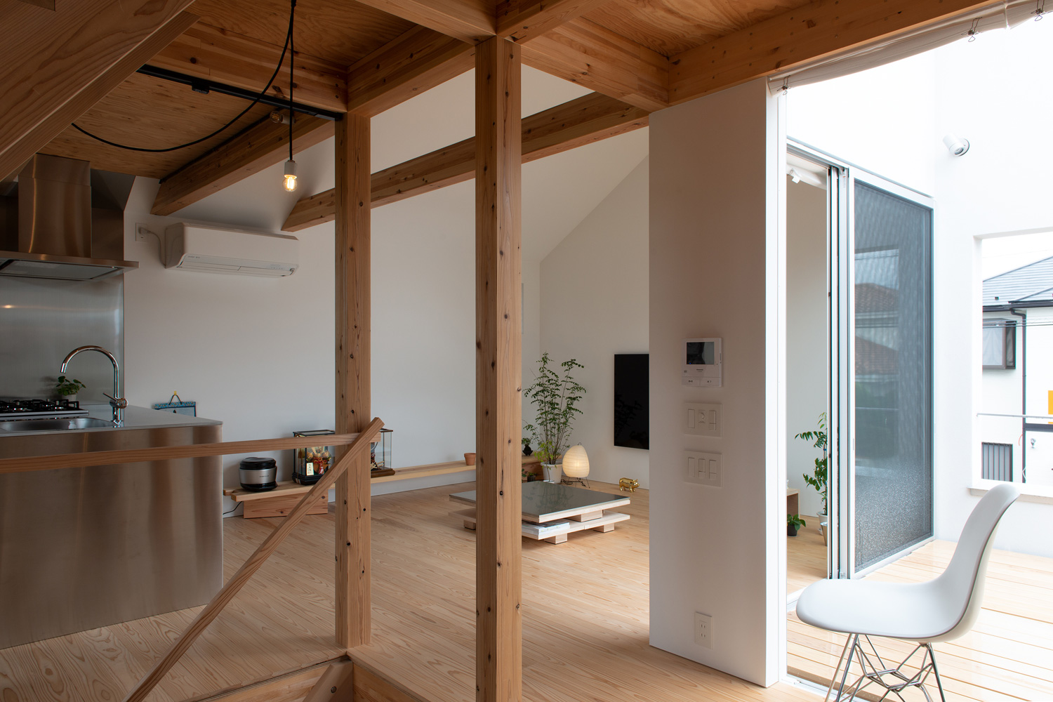 バルコニーに面した、木材を多く使用したLDK・デザイン住宅 注文住宅・デザイン住宅建築実例_『CASE605 切妻のsign』_LDK