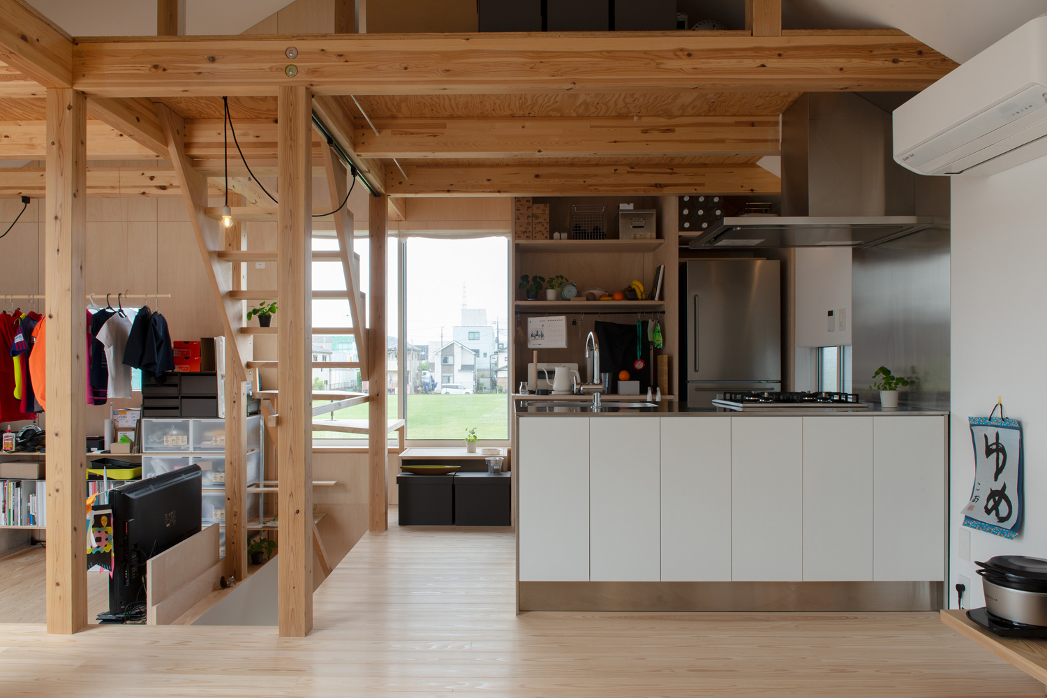 白いキッチンや外が見える窓がある、梁見せ天井のLDK・デザイン住宅 注文住宅・デザイン住宅建築実例_『CASE605 切妻のsign』_LDK