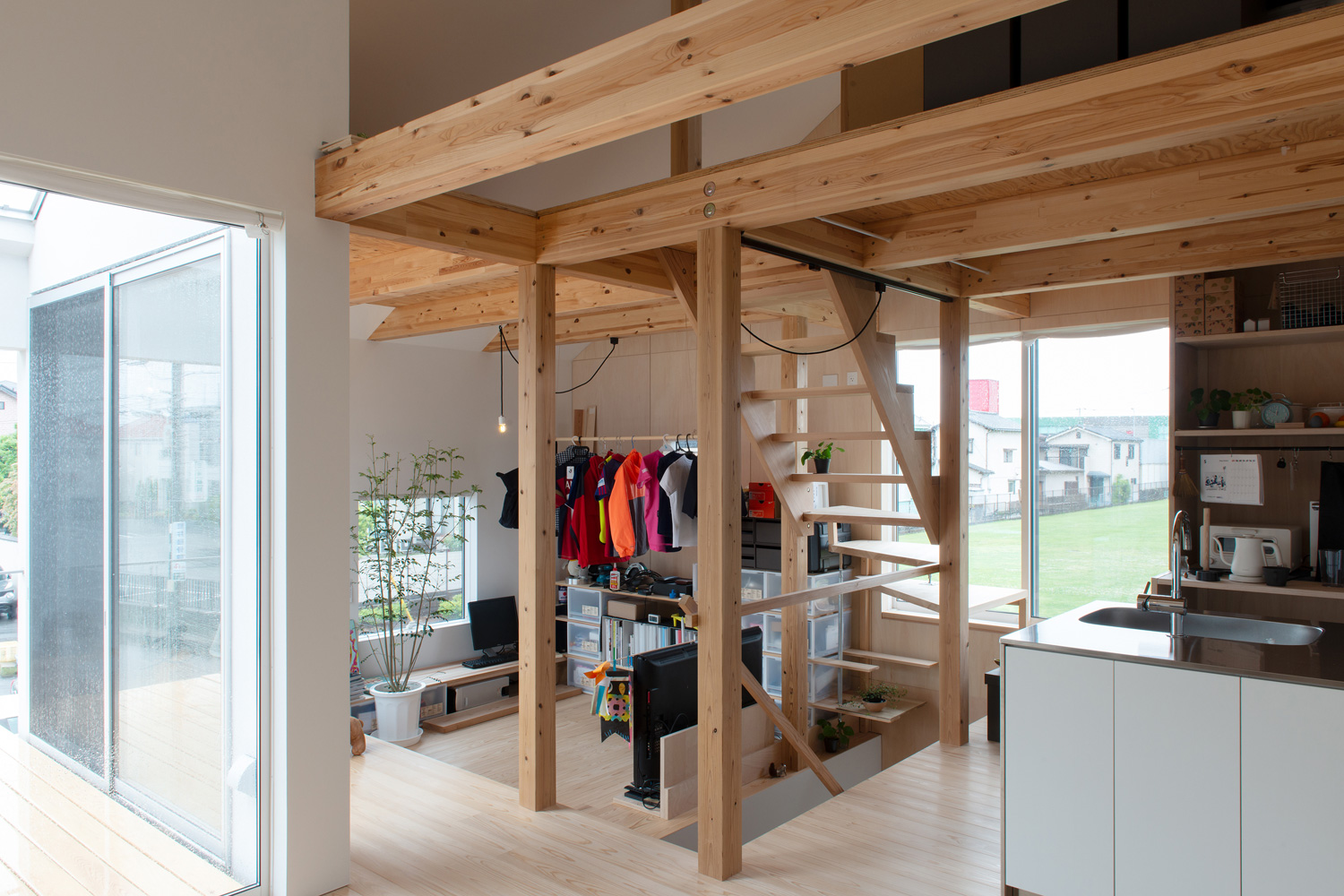 角に収納スペースやハンガーラックのあるスペースを作ったLDK・デザイン住宅 注文住宅・デザイン住宅建築実例_『CASE605 切妻のsign』_LDK