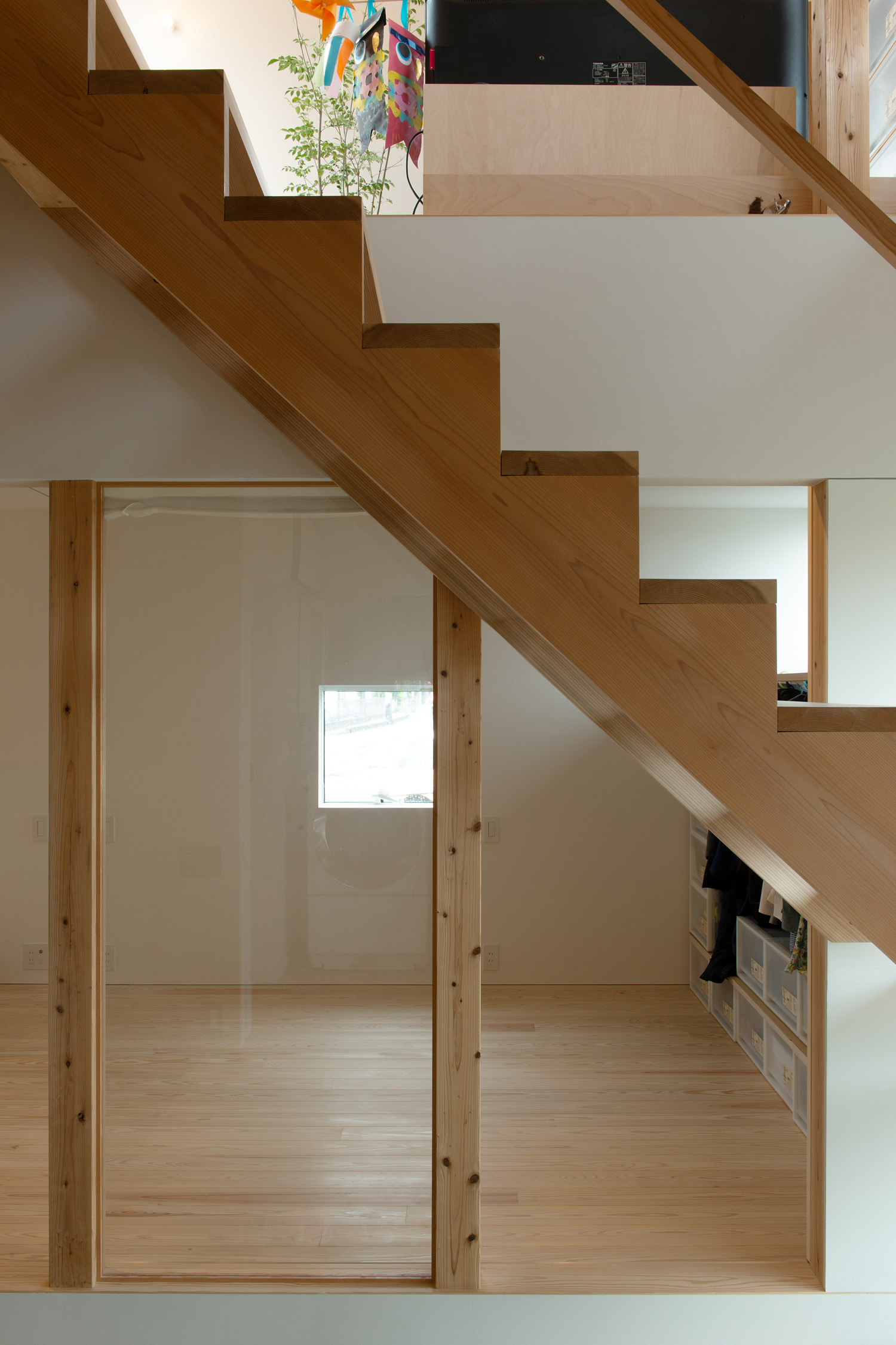 木製のスケルトン階段があるフローリングの室内・デザイン住宅 注文住宅・デザイン住宅建築実例_『CASE605 切妻のsign』_階段