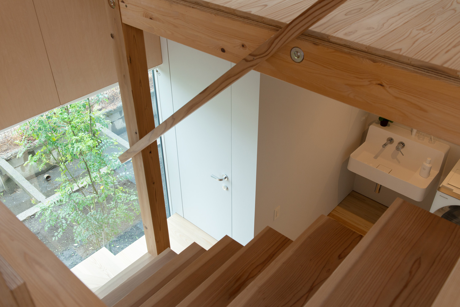 踊り場に窓がある木製のスケルトン階段・デザイン住宅 注文住宅・デザイン住宅建築実例_『CASE605 切妻のsign』_階段