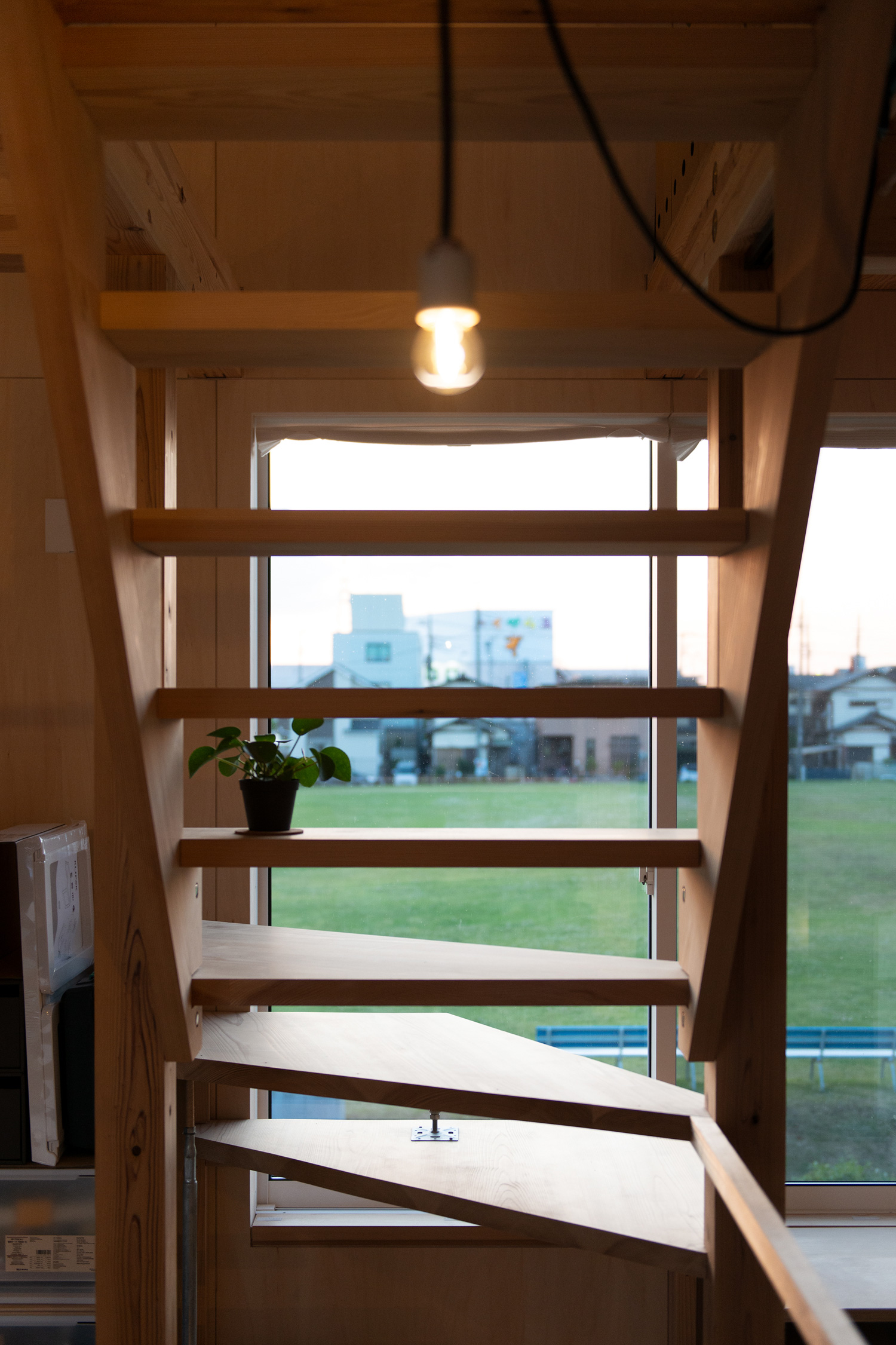 そばにペンダントライトがある、踊り場に窓がある木製のスケルトン階段・デザイン住宅 注文住宅・デザイン住宅建築実例_『CASE605 切妻のsign』_階段