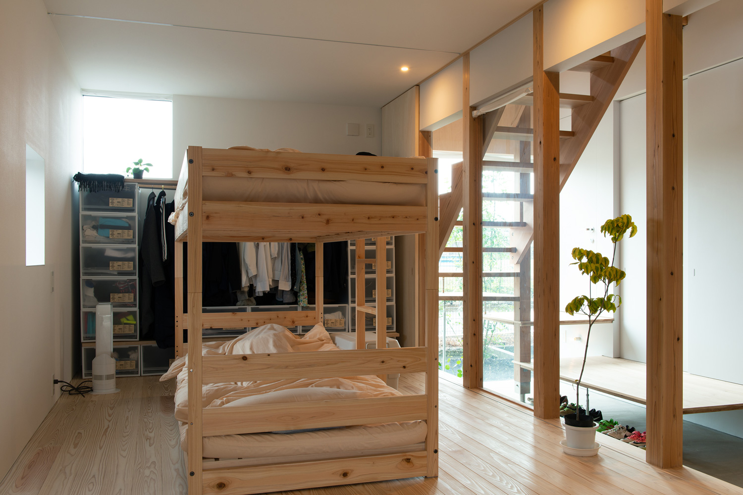 木製の二段ベッドが中央に置かれたフローリングの部屋・デザイン住宅 注文住宅・デザイン住宅建築実例_『CASE605 切妻のsign』_子供部屋