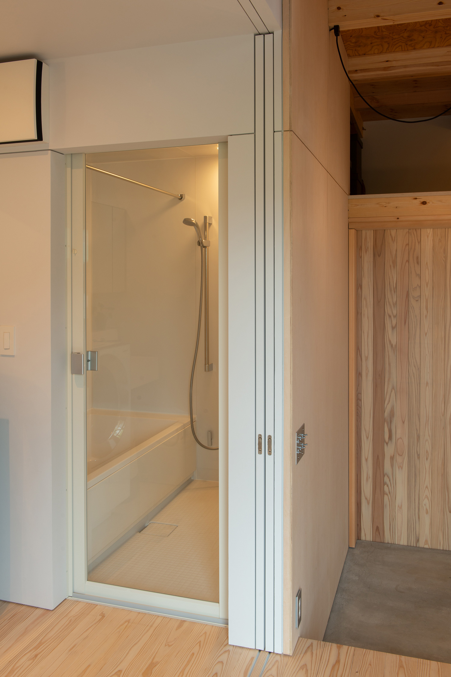 ガラス扉が付いた浴室・デザイン住宅 注文住宅・デザイン住宅建築実例_『CASE605 切妻のsign』_浴室・洗面所