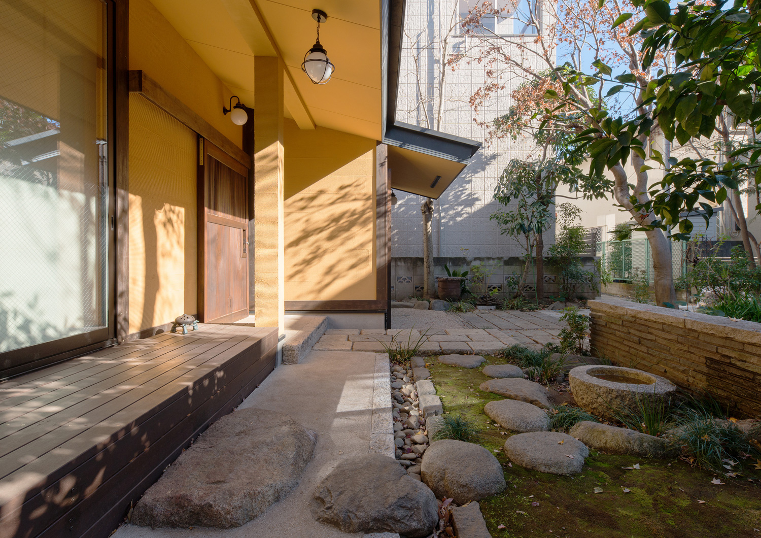 飛び石のある庭に面した縁側がある家・デザイン住宅 注文住宅・デザイン住宅建築実例_『CASE607 懐（ふところ）』_外観