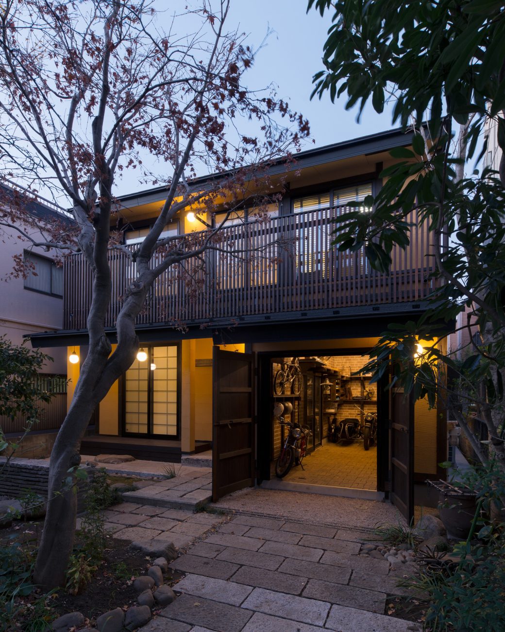 敷石のアプローチの先にある町屋風の家・デザイ 注文住宅・デザイン住宅建築実例_『CASE607 懐（ふところ）』_外観ン住宅