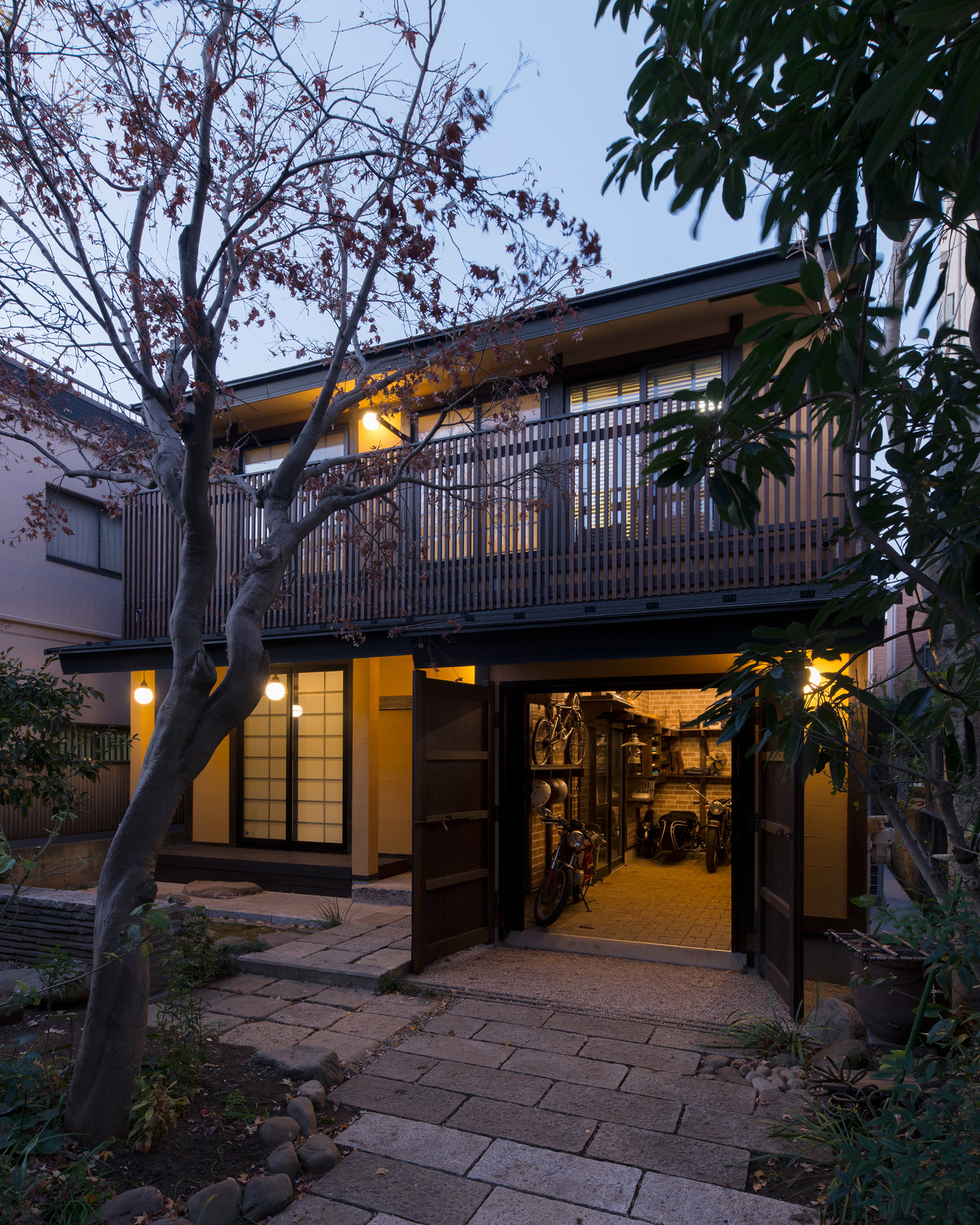 敷石のアプローチの先にある町屋風の家・デザイ 注文住宅・デザイン住宅建築実例_『CASE607 懐（ふところ）』_外観ン住宅