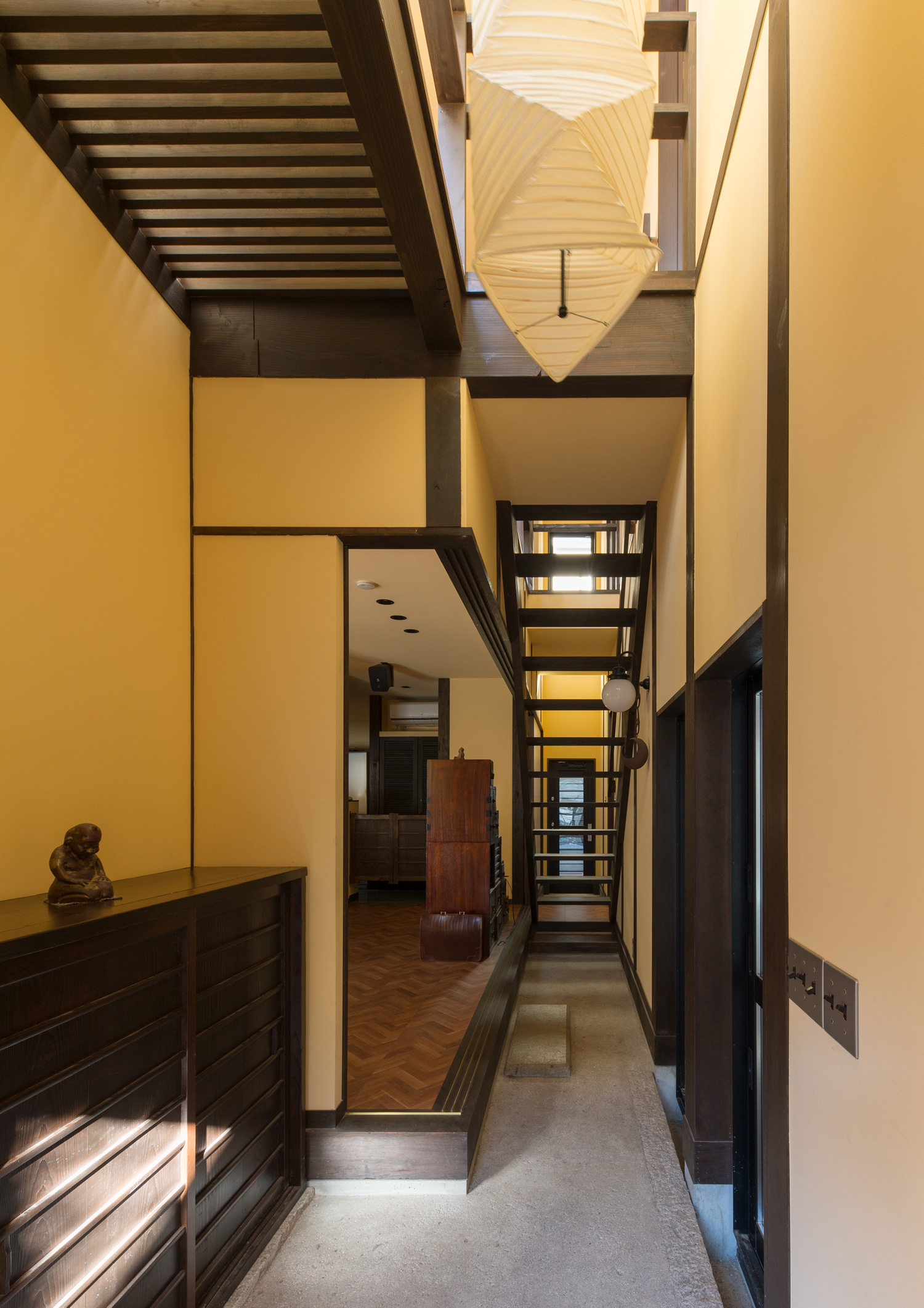 正面にスケルトン階段がある土間の玄関・デザイン住宅 注文住宅・デザイン住宅建築実例_『CASE607 懐（ふところ）』_玄関